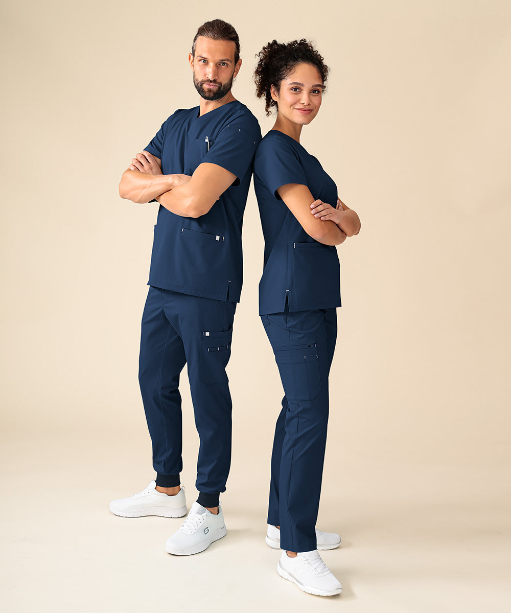 Herren- und Damen-Model in dunkelblauer KAERE Berufsbekleidung.