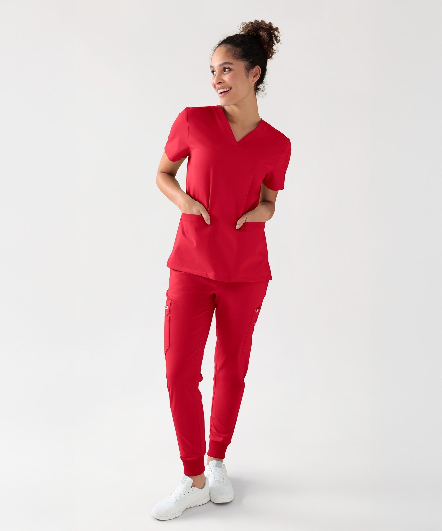 Damen Modell KAERE Outfit in der Farbe rot