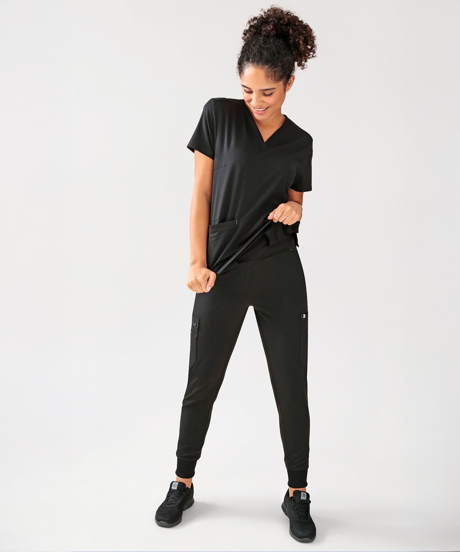 Damen Modell KAERE Outfit in der Farbe schwarz