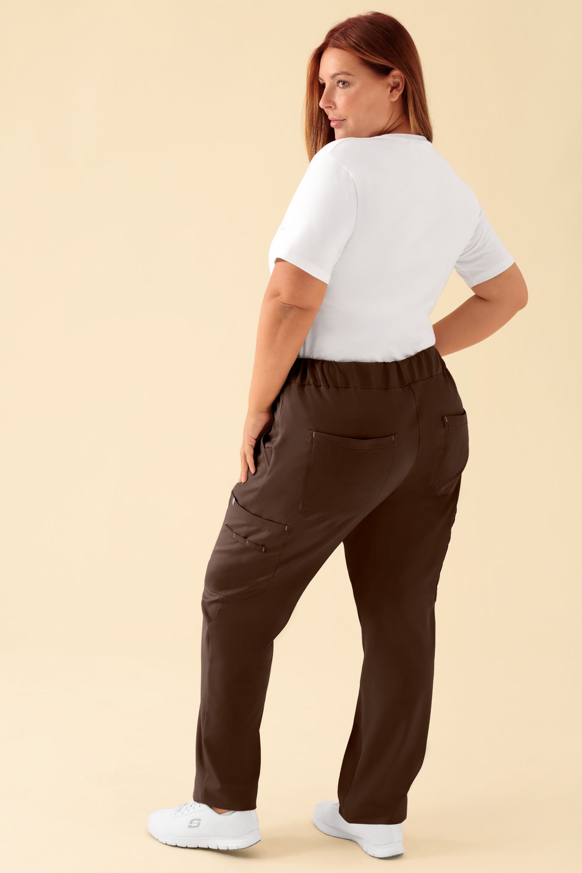 KAERE broek dames - rechte zoom coffee, Achterzijde view Het model is 173 cm lang en draagt maat XL