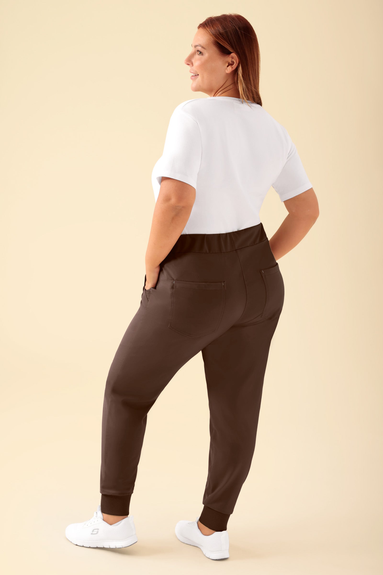 KAERE broek dames - zoom met elastische boord zonder beenzak coffee, Achterzijde view Het model is 173 cm lang en draagt maat XL