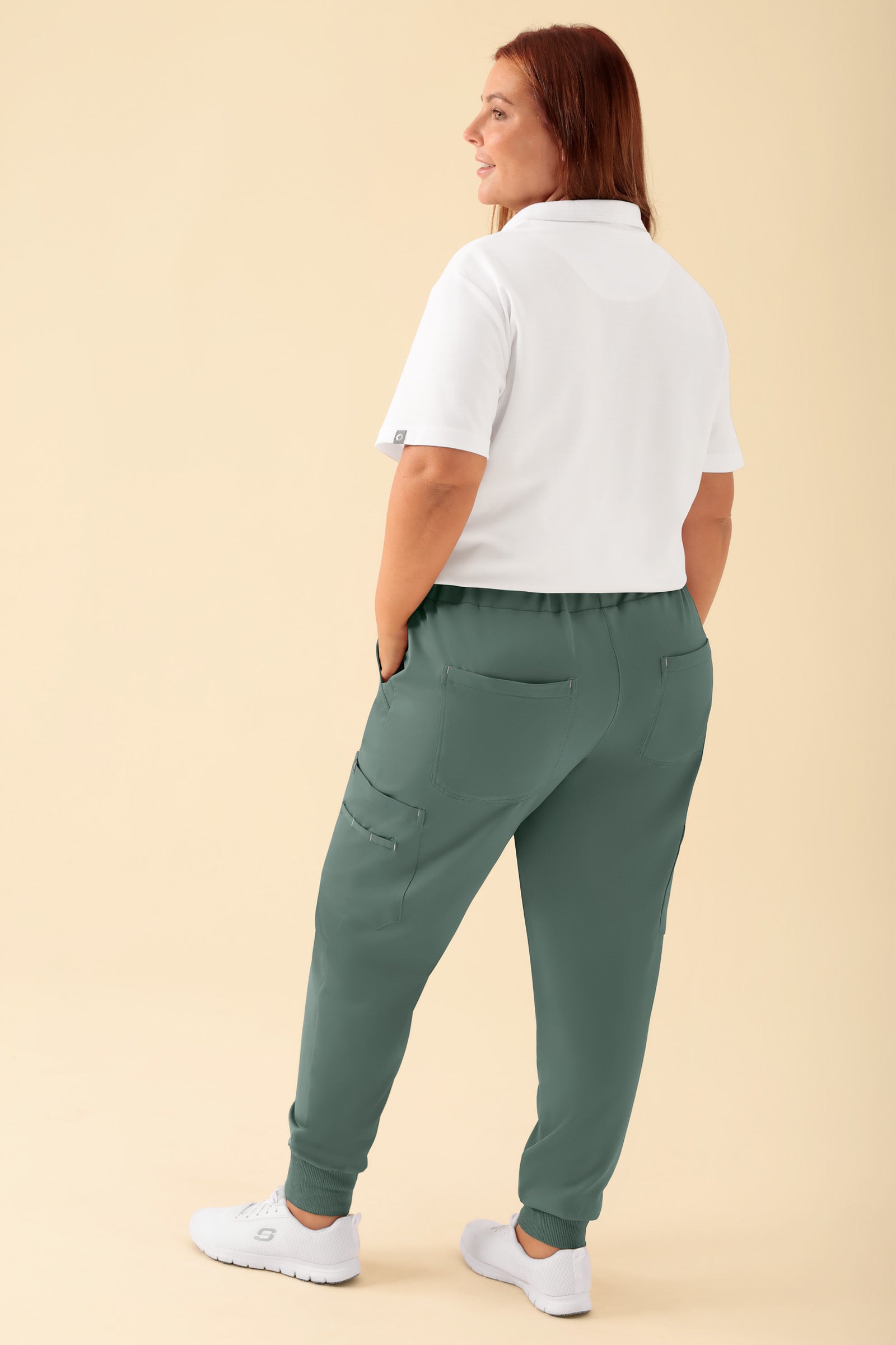 KAERE broek dames - zoom met elastische boord en beenzak donkergroen, Achterzijde view Het model is 173 cm lang en draagt maat XL