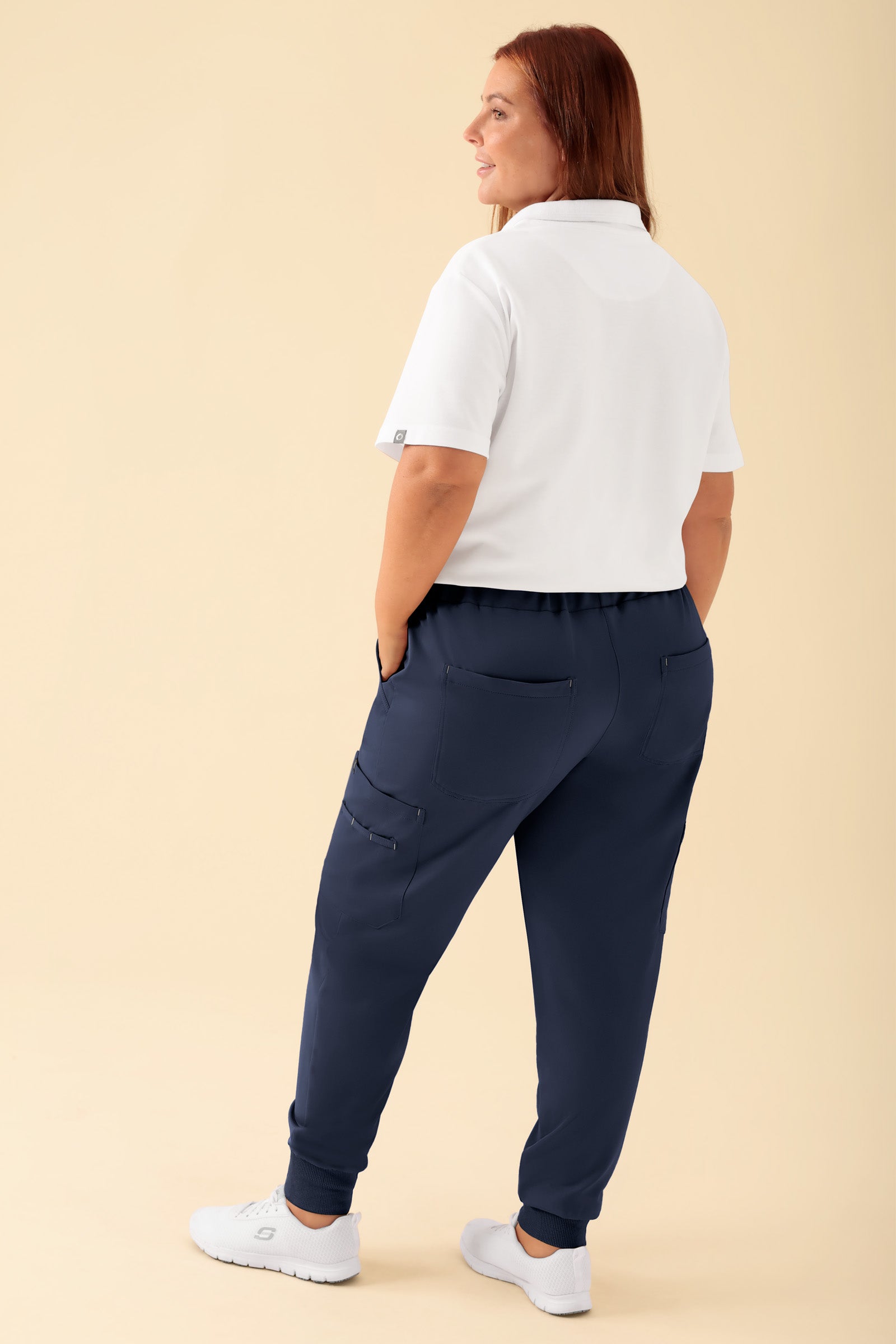 KAERE broek dames - zoom met elastische boord en beenzak navy, Achterzijde view Het model is 173 cm lang en draagt maat XL
