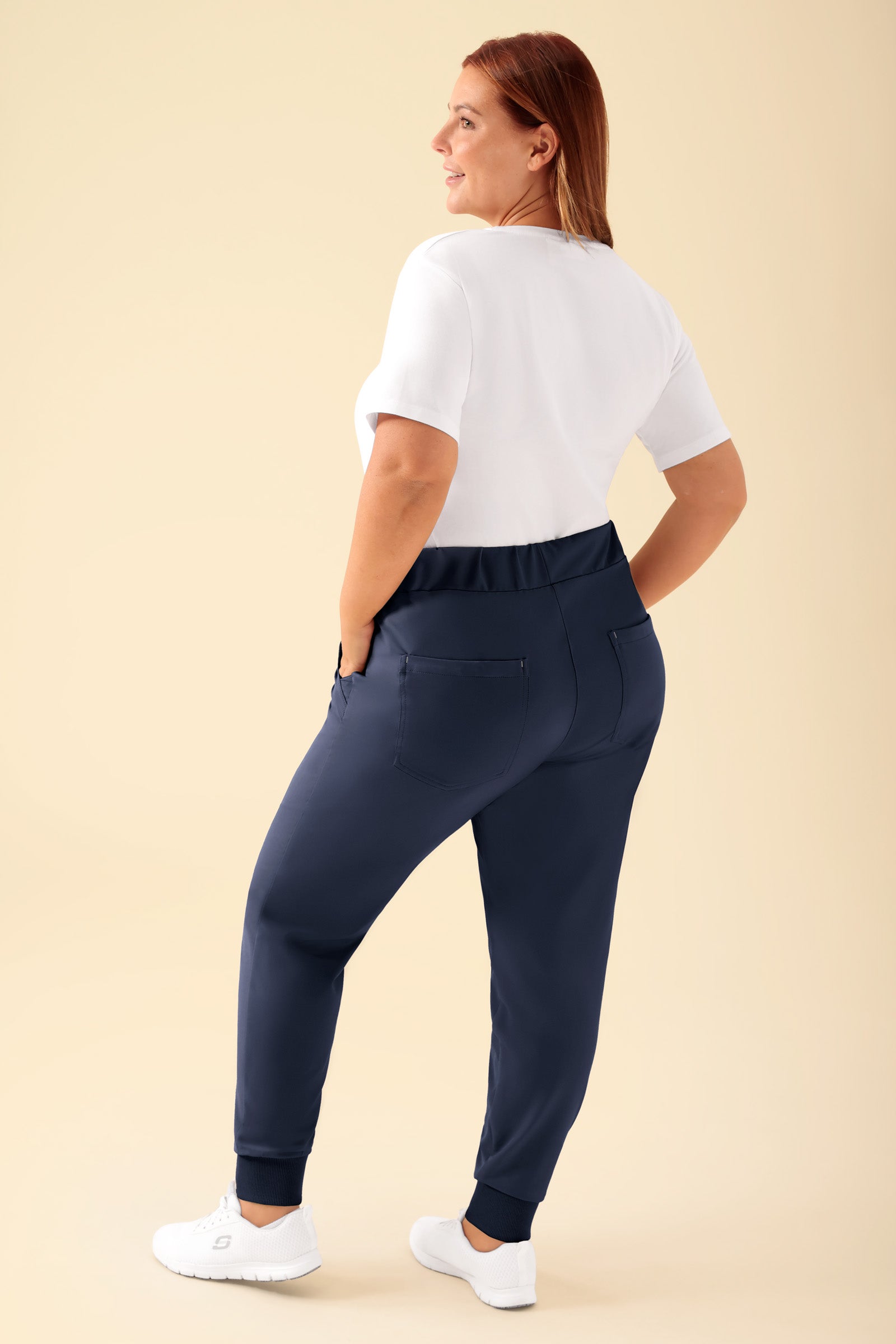 KAERE broek dames - zoom met elastische boord zonder beenzak navy, Achterzijde view Het model is 173 cm lang en draagt maat XL