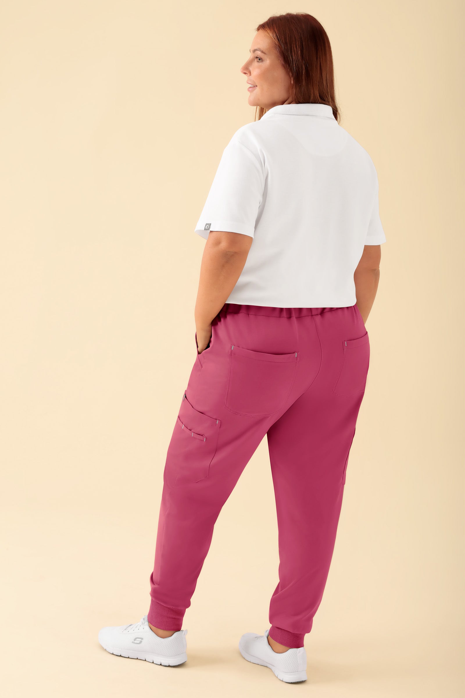 KAERE broek dames - zoom met elastische boord en beenzak oud rose, Achterzijde view Het model is 173 cm lang en draagt maat XL
