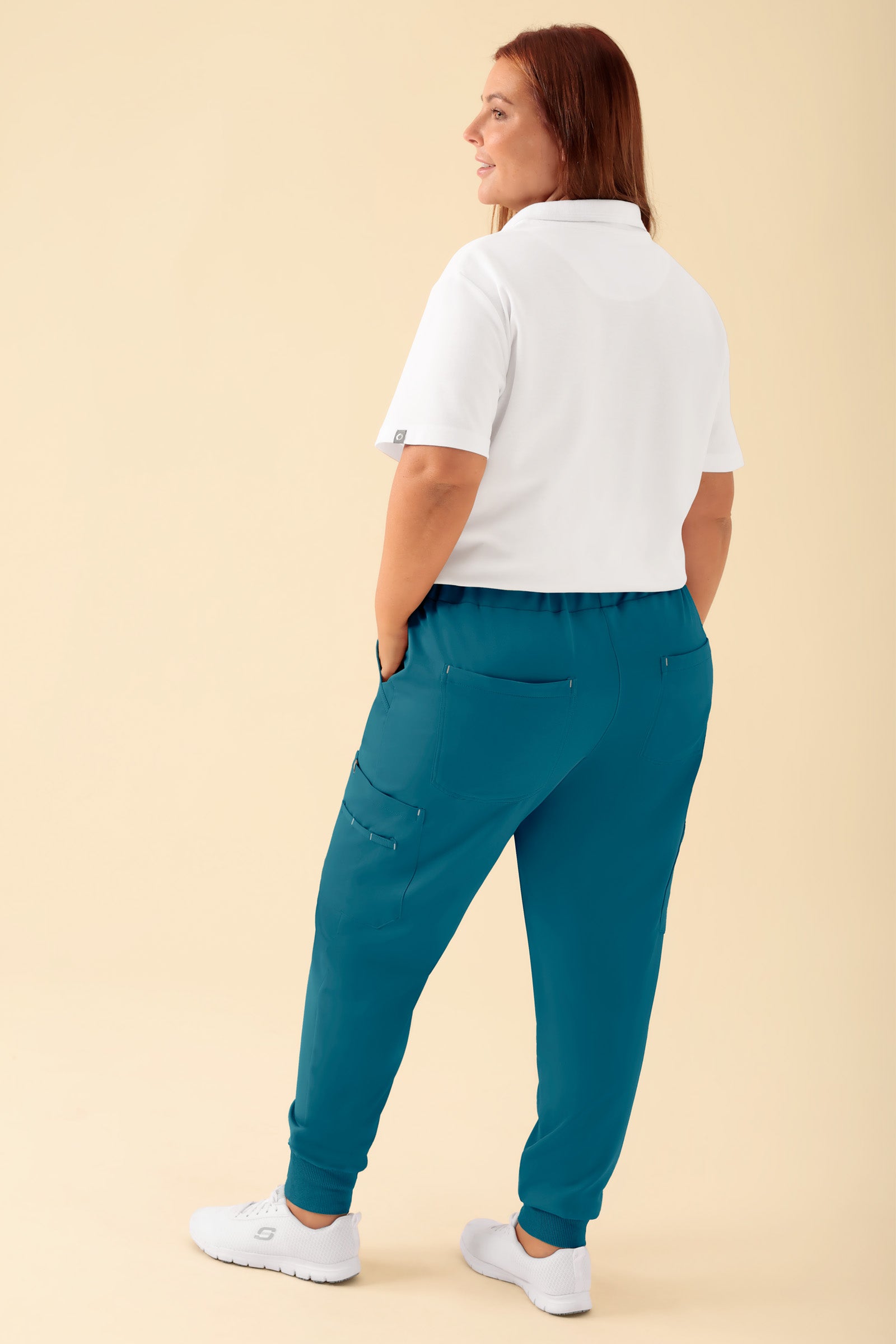 KAERE broek dames - zoom met elastische boord en beenzak petrol, Achterzijde view Het model is 173 cm lang en draagt maat XL