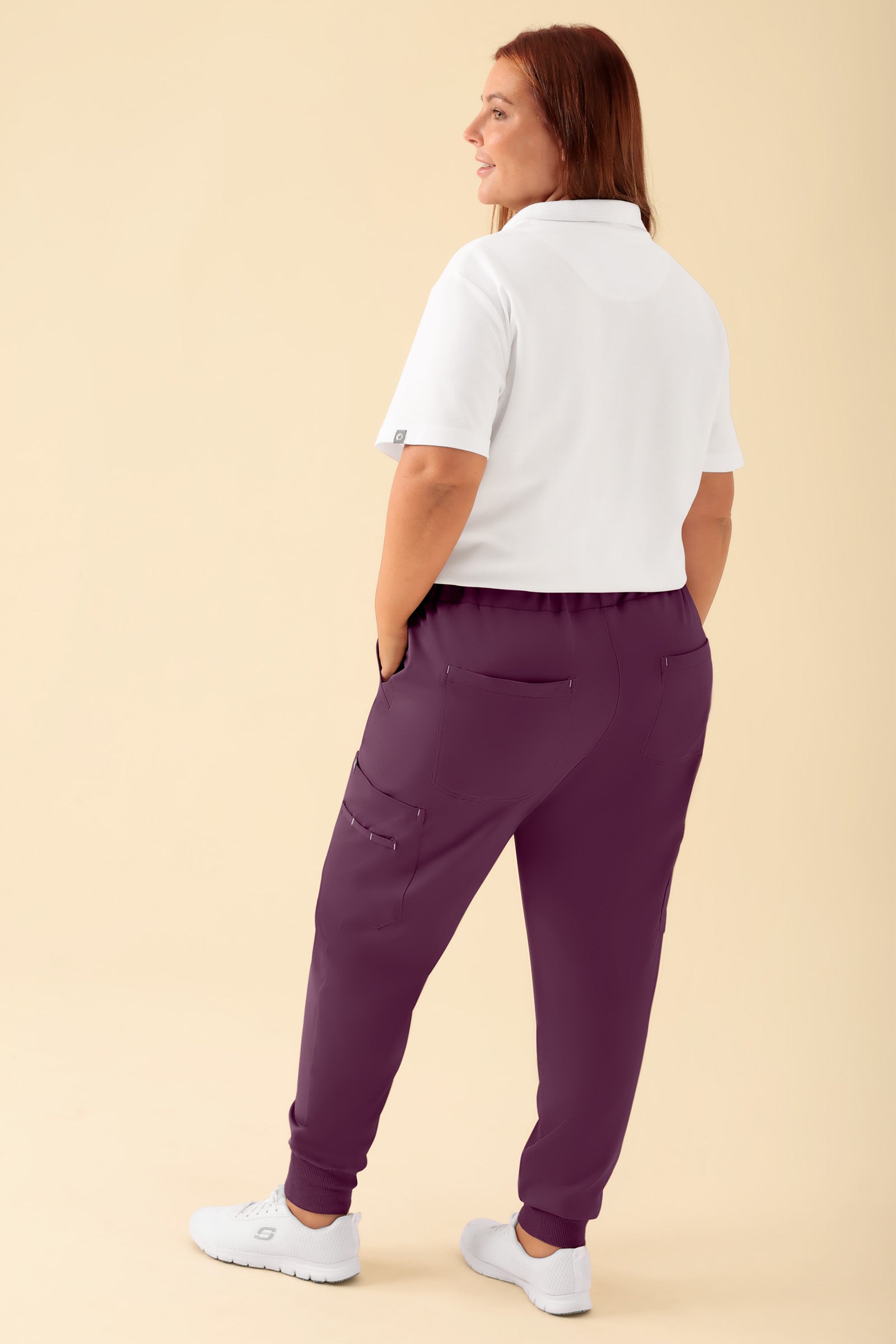 KAERE broek dames - zoom met elastische boord en beenzak pruimen, Achterzijde view Het model is 173 cm lang en draagt maat XL