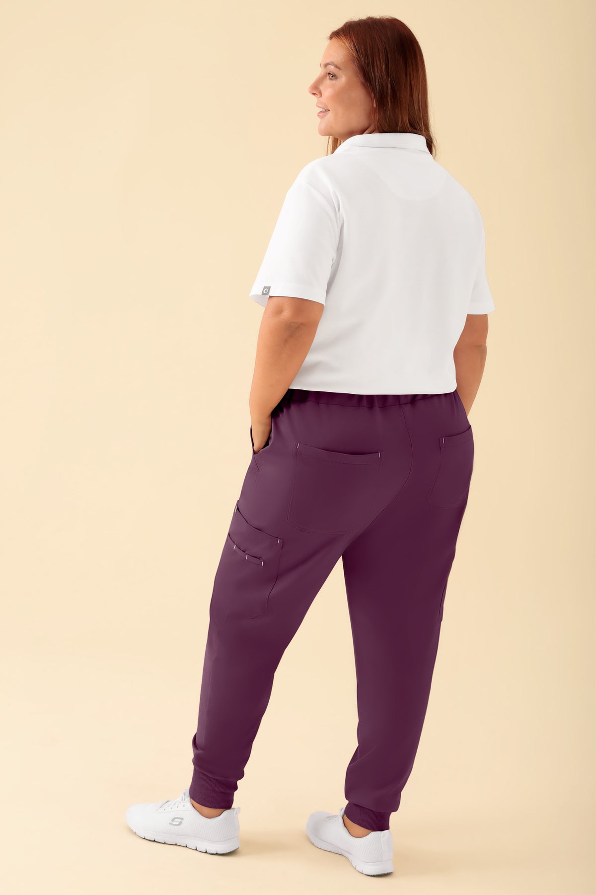KAERE broek dames - zoom met elastische boord en beenzak pruimen, Achterzijde view Het model is 173 cm lang en draagt maat XL