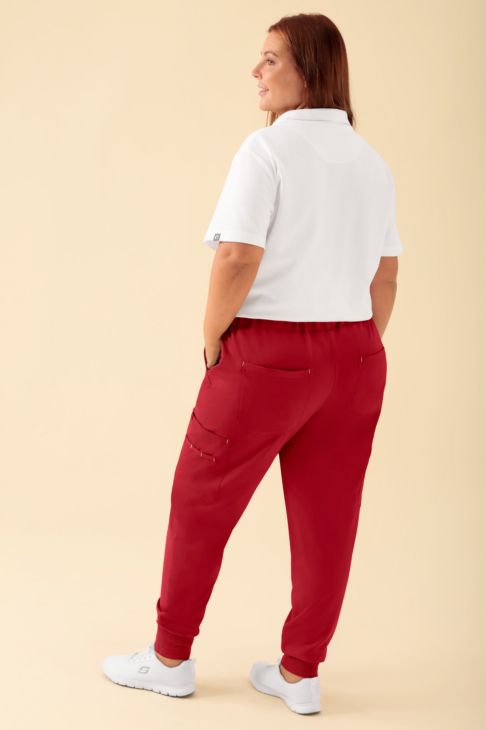 KAERE broek dames - zoom met elastische boord en beenzak rood, Achterzijde view Het model is 173 cm lang en draagt maat XL