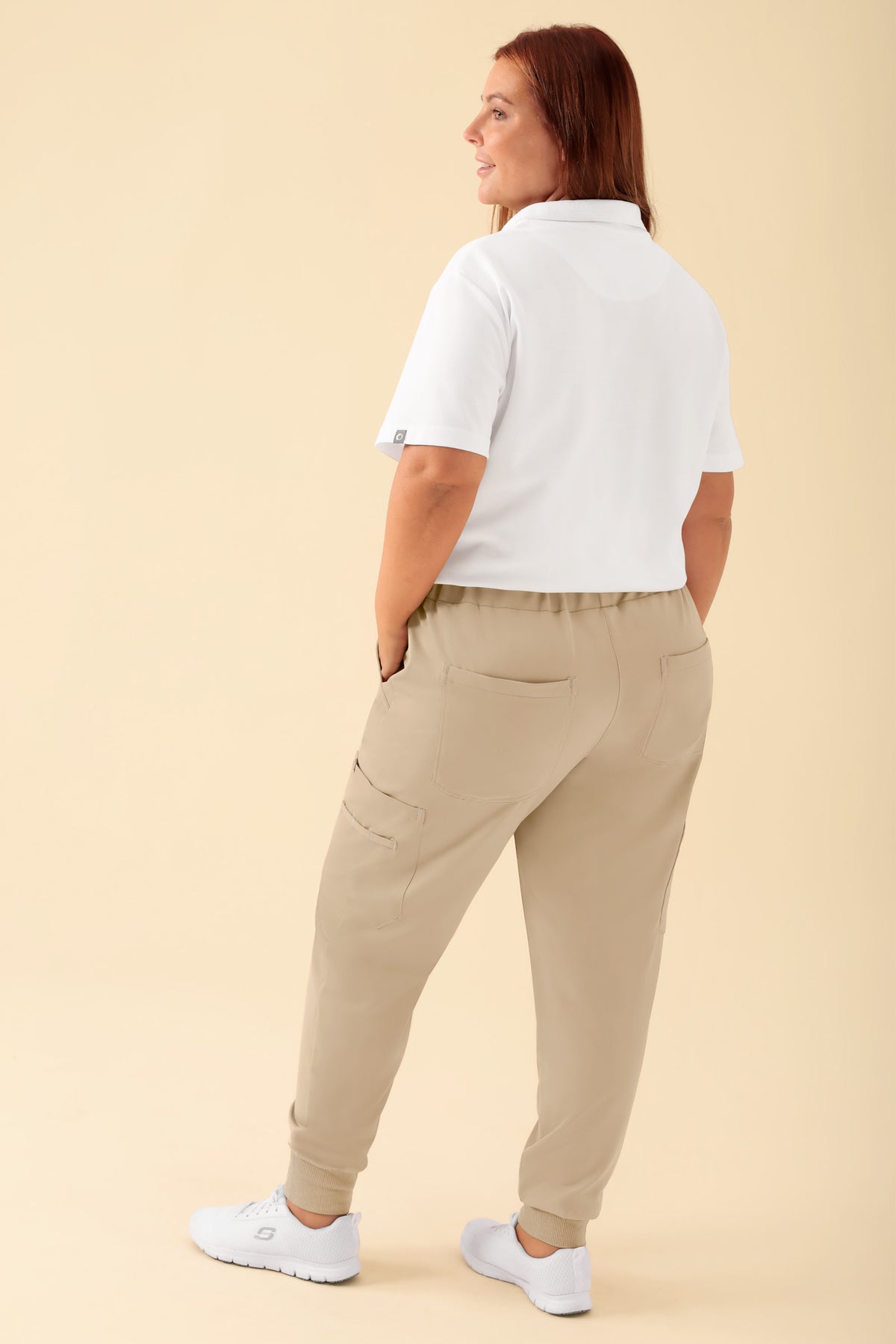 KAERE broek dames - zoom met elastische boord en beenzak zand, Achterzijde view Het model is 173 cm lang en draagt maat XL