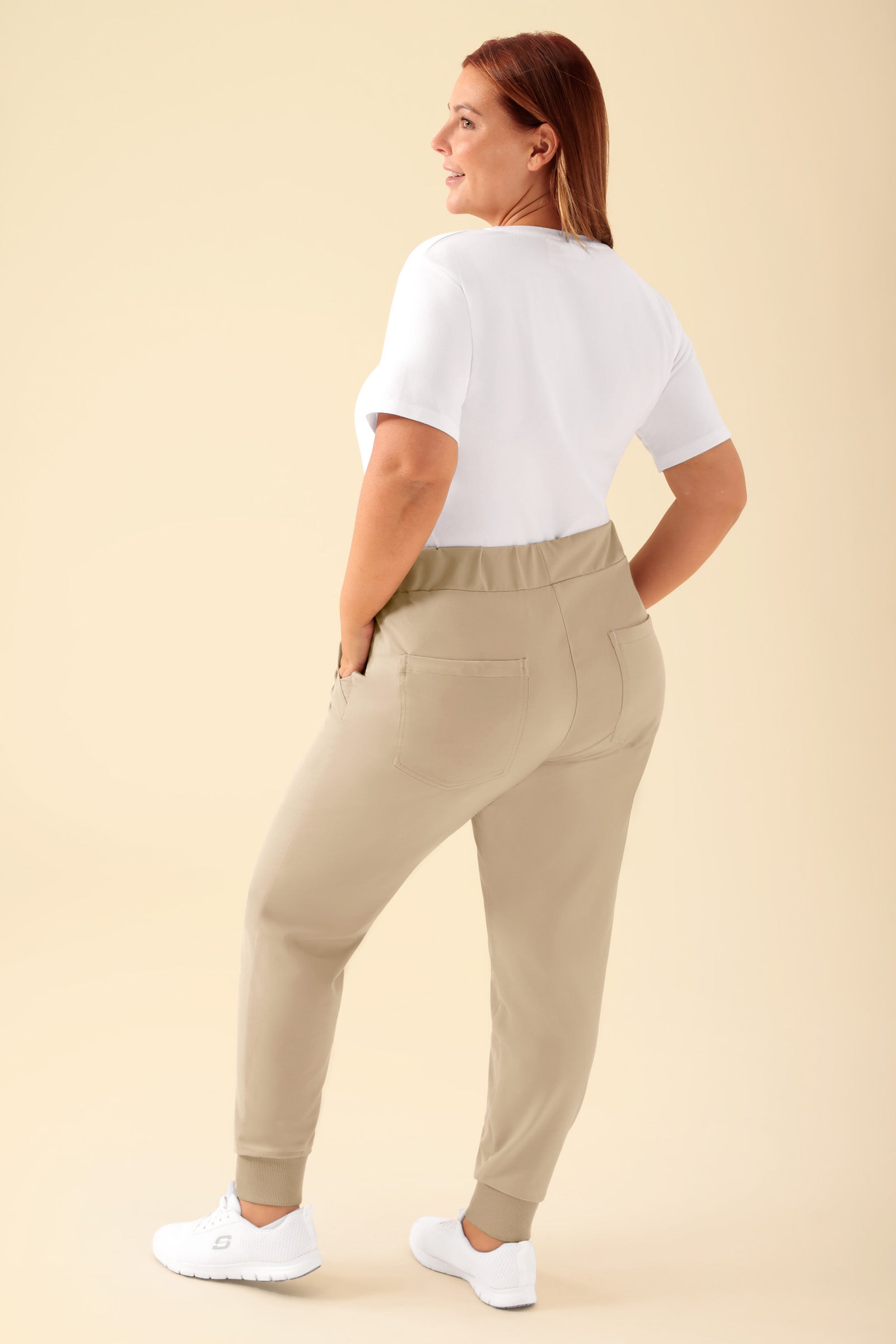 KAERE broek dames - zoom met elastische boord zonder beenzak zand, Achterzijde view Het model is 173 cm lang en draagt maat XL