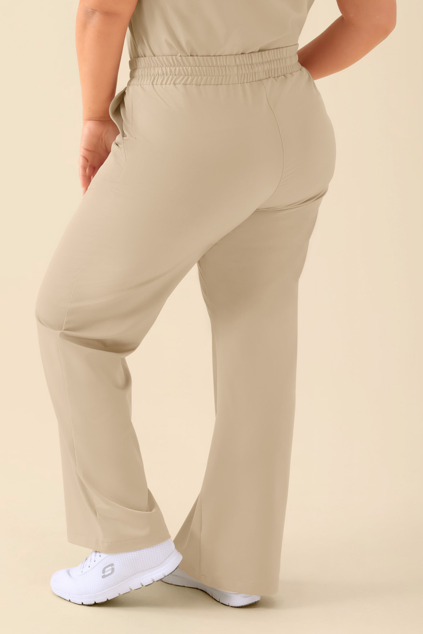 KAERE broek dames - wijd been zand, Achterzijde view Het model is 173 cm lang en draagt maat XL