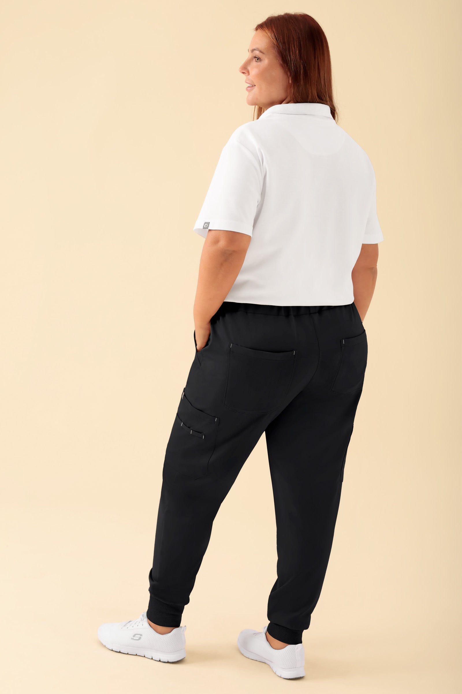 KAERE broek dames - zoom met elastische boord en beenzak zwart, Achterzijde view Het model is 173 cm lang en draagt maat XL