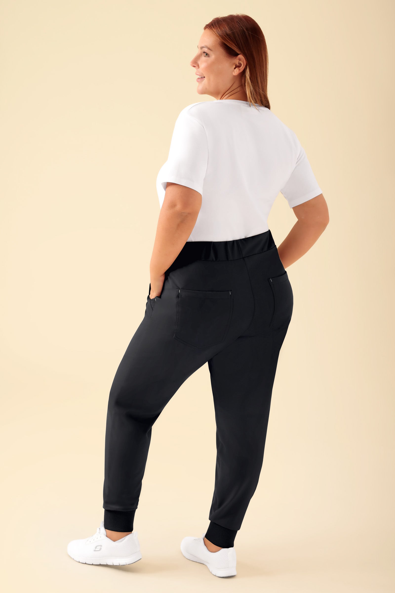 KAERE broek dames - zoom met elastische boord zonder beenzak zwart, Achterzijde view Het model is 173 cm lang en draagt maat XL