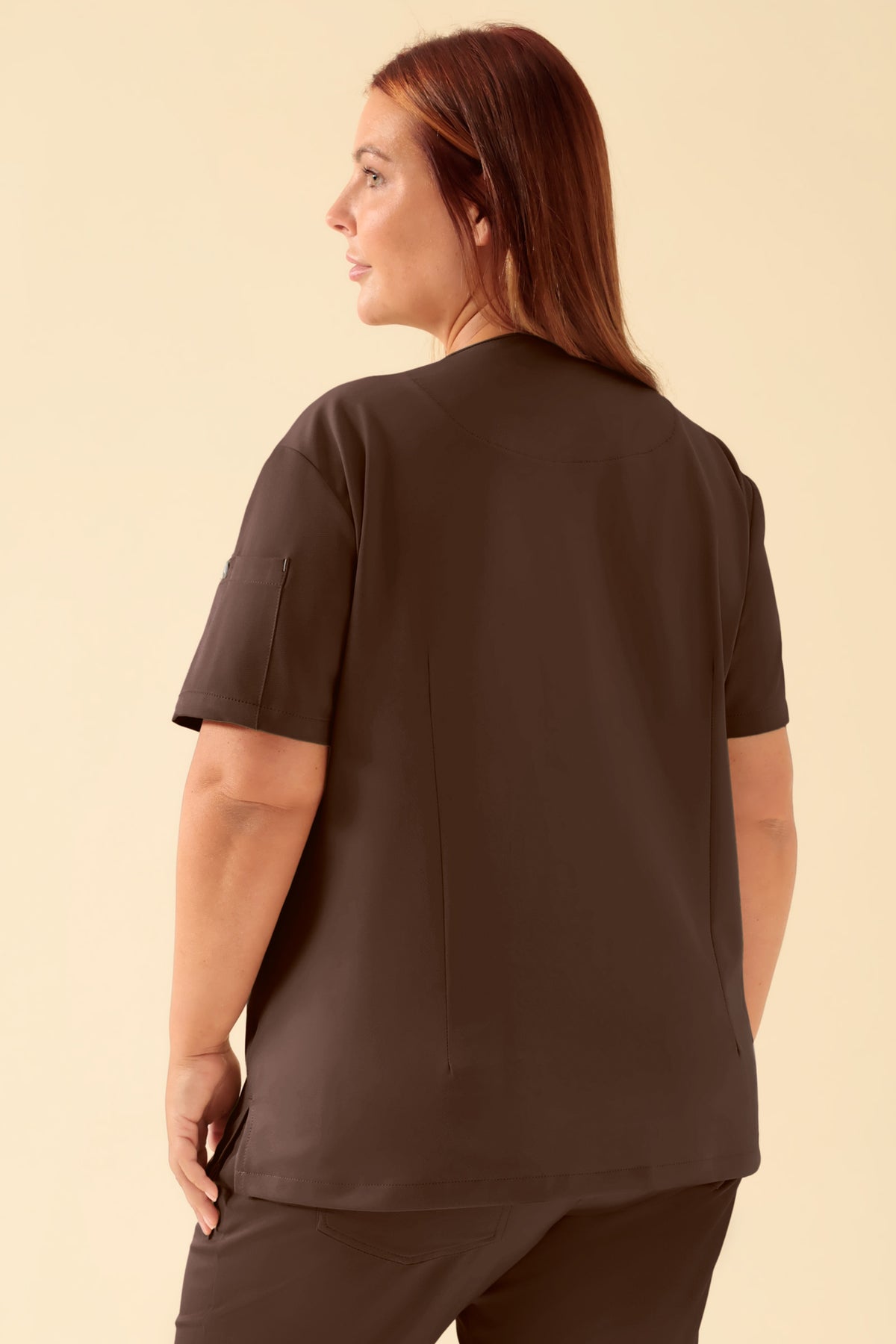 KAERE oversteektuniek dames - V-hals coffee, Achterzijde view Het model is 173 cm lang en draagt maat XL