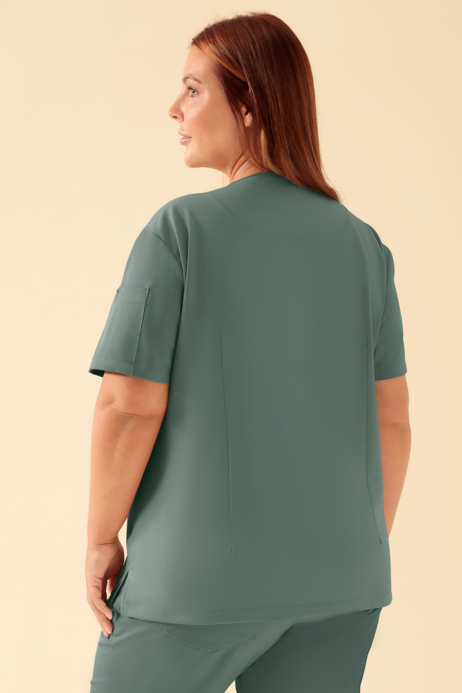 KAERE oversteektuniek dames - V-hals donkergroen, Achterzijde view Het model is 173 cm lang en draagt maat XL
