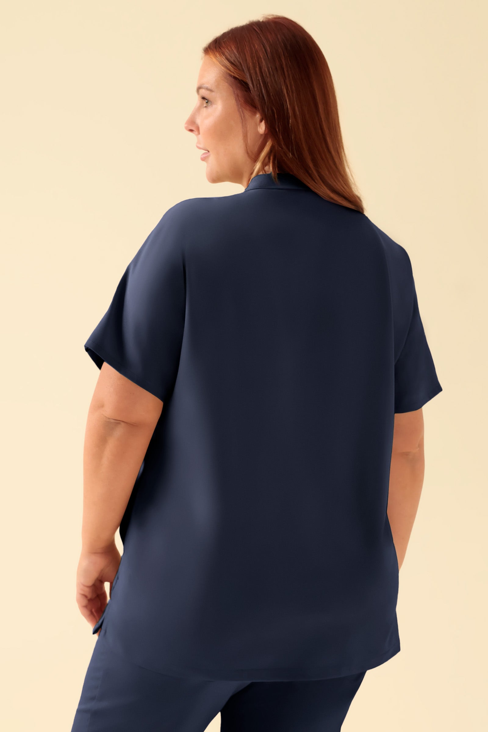 KAERE dames oversteektuniek - opstaande kraag navy, Achterzijde view Het model is 173 cm lang en draagt maat XL