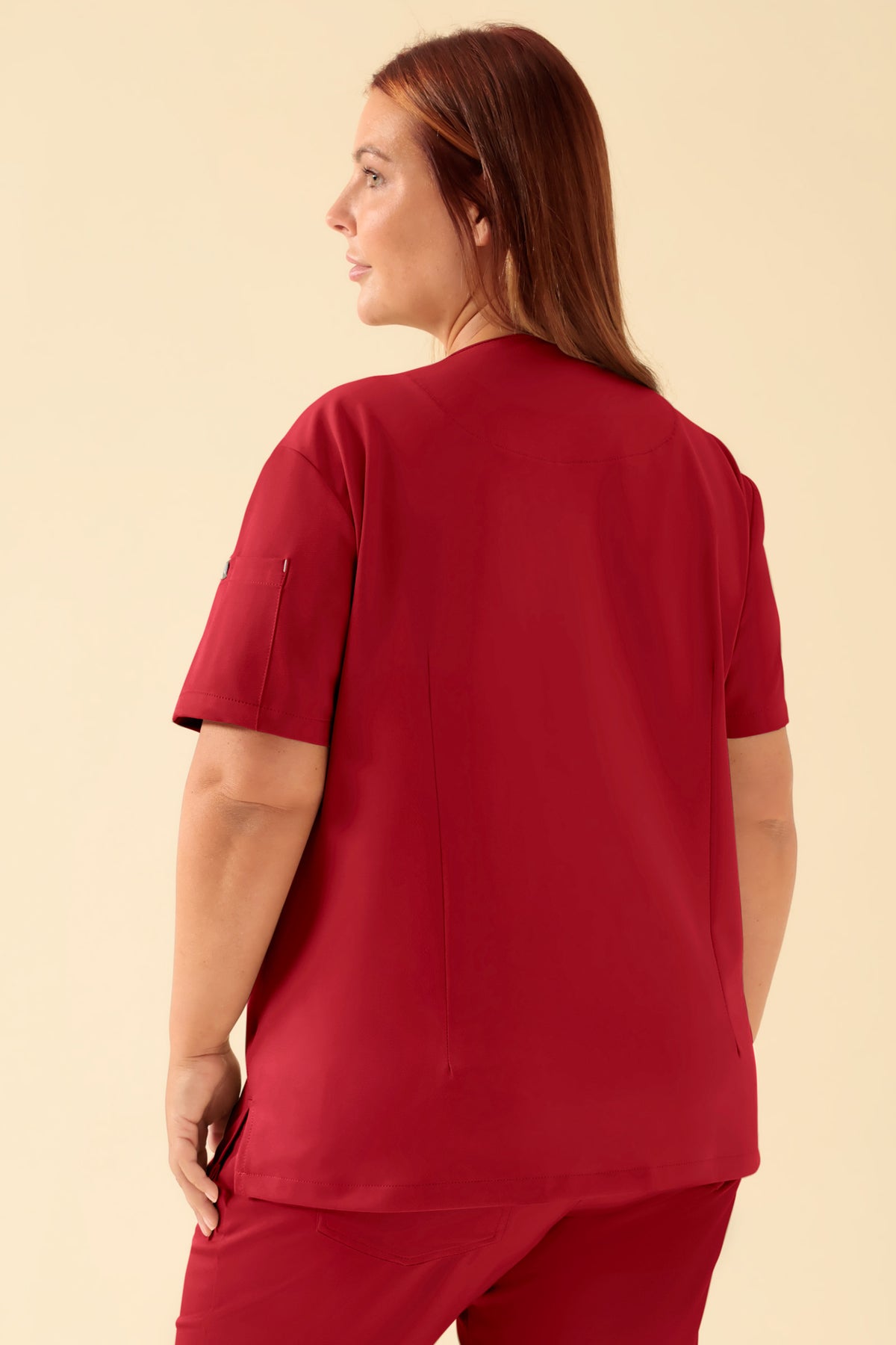 KAERE oversteektuniek dames - V-hals rood, Achterzijde view Het model is 173 cm lang en draagt maat XL