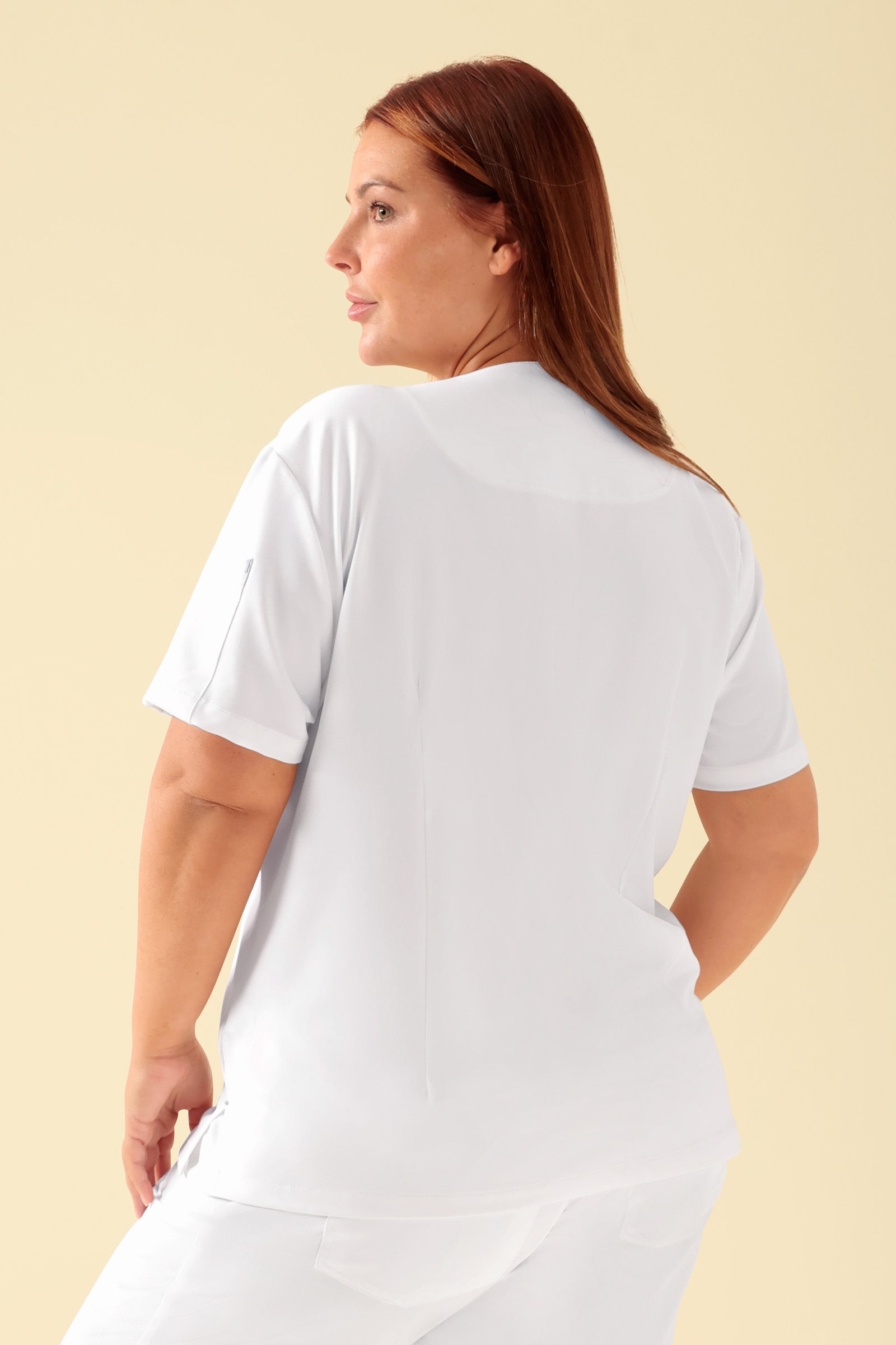 KAERE oversteektuniek dames - V-hals wit, Achterzijde view Het model is 173 cm lang en draagt maat XL