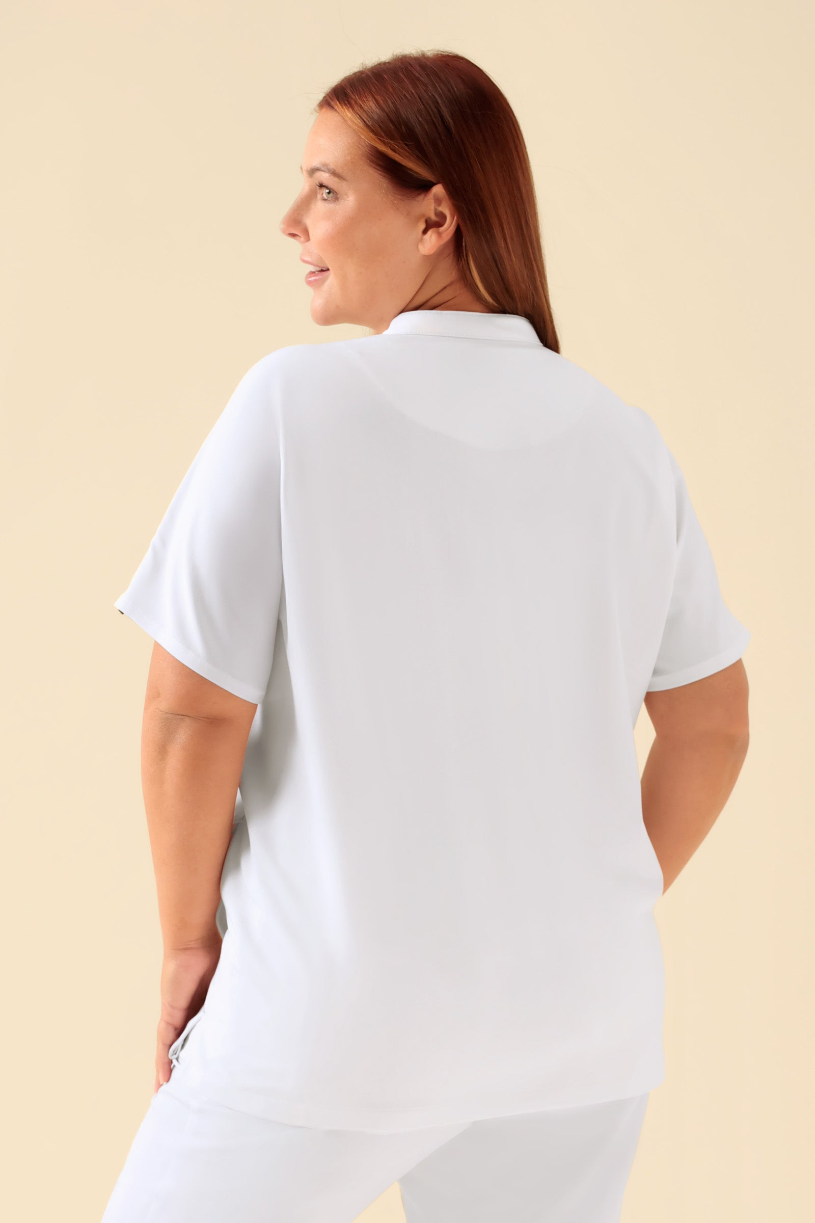 KAERE dames oversteektuniek - opstaande kraag wit, Achterzijde view Het model is 173 cm lang en draagt maat XL