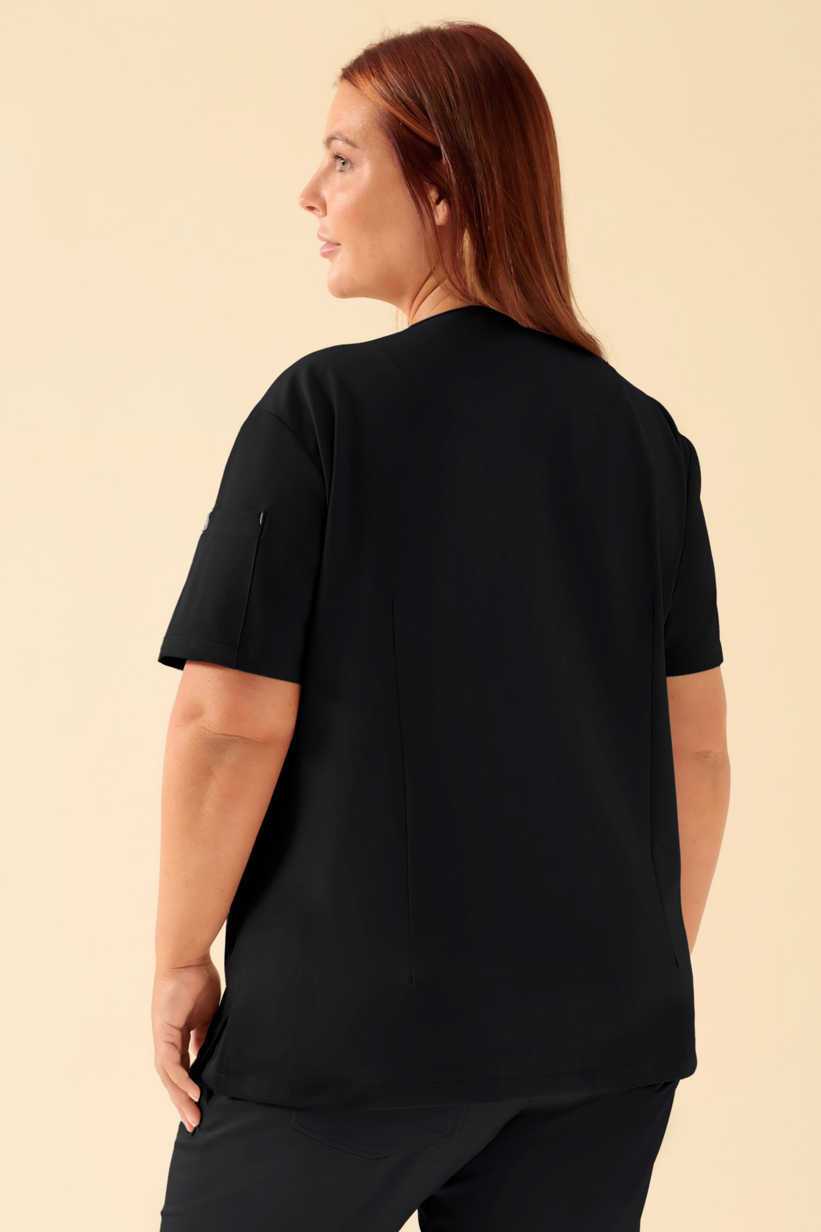 KAERE oversteektuniek dames - V-hals zwart, Achterzijde view Het model is 173 cm lang en draagt maat XL