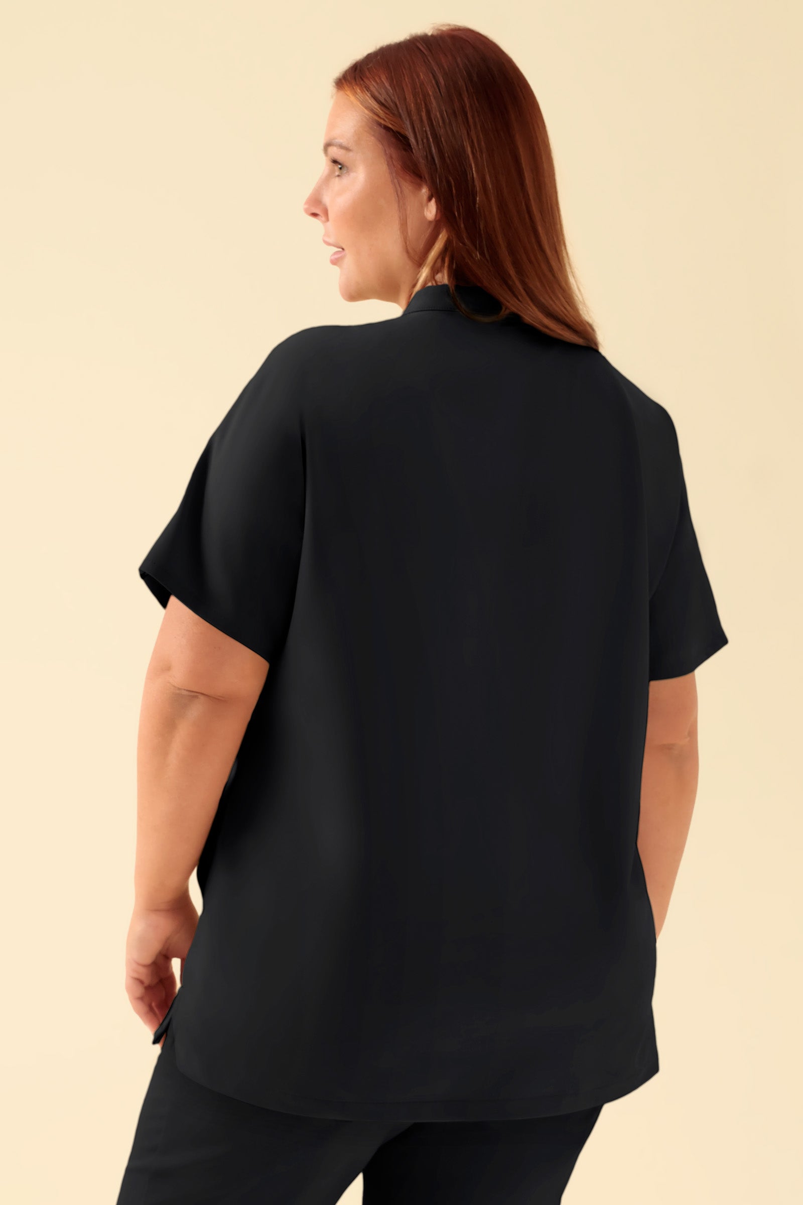 KAERE dames oversteektuniek - opstaande kraag zwart, Achterzijde view Het model is 173 cm lang en draagt maat XL