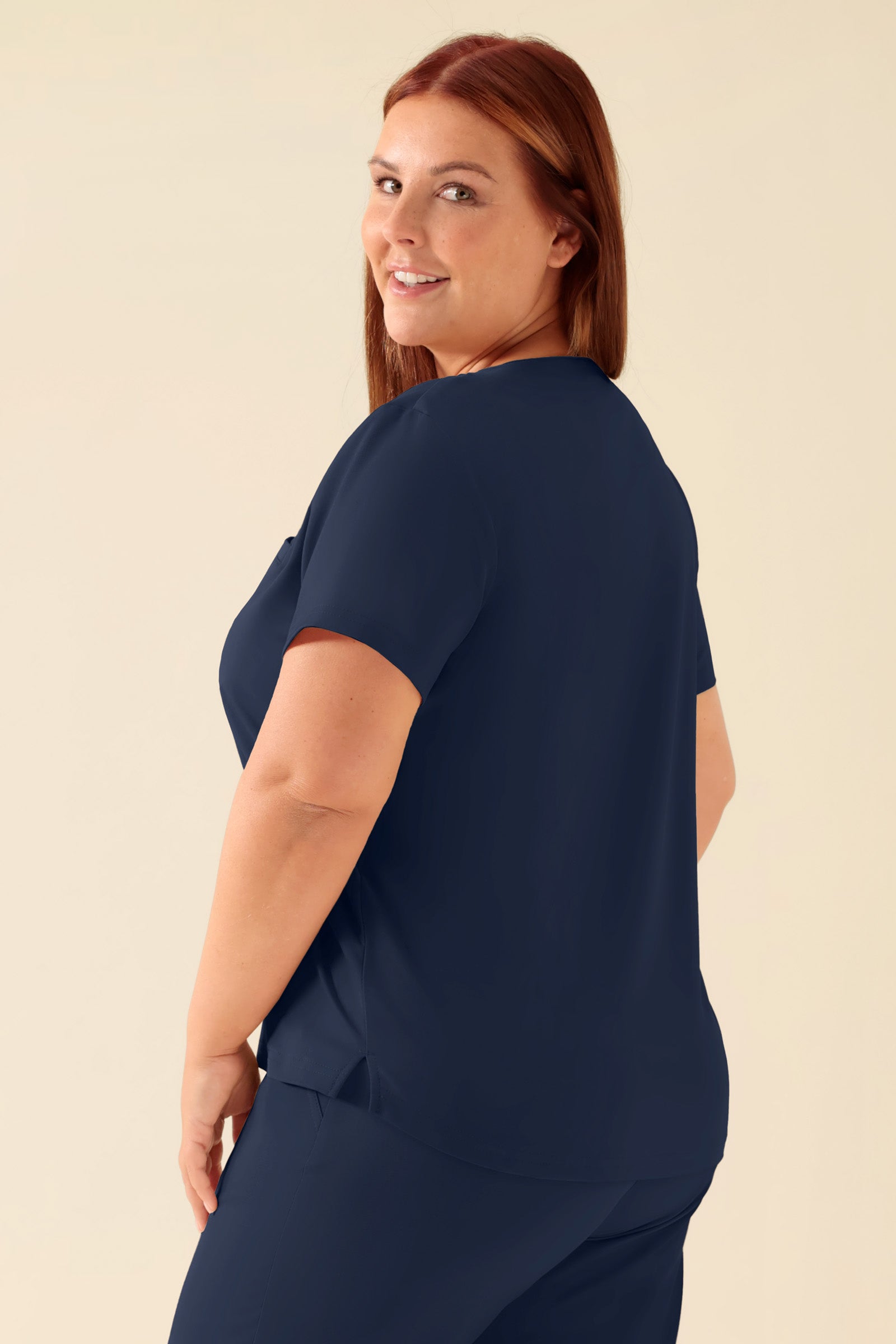 KAERE shirt dames - ronde hals navy, Achterzijde view Het model is 173 cm lang en draagt maat XL