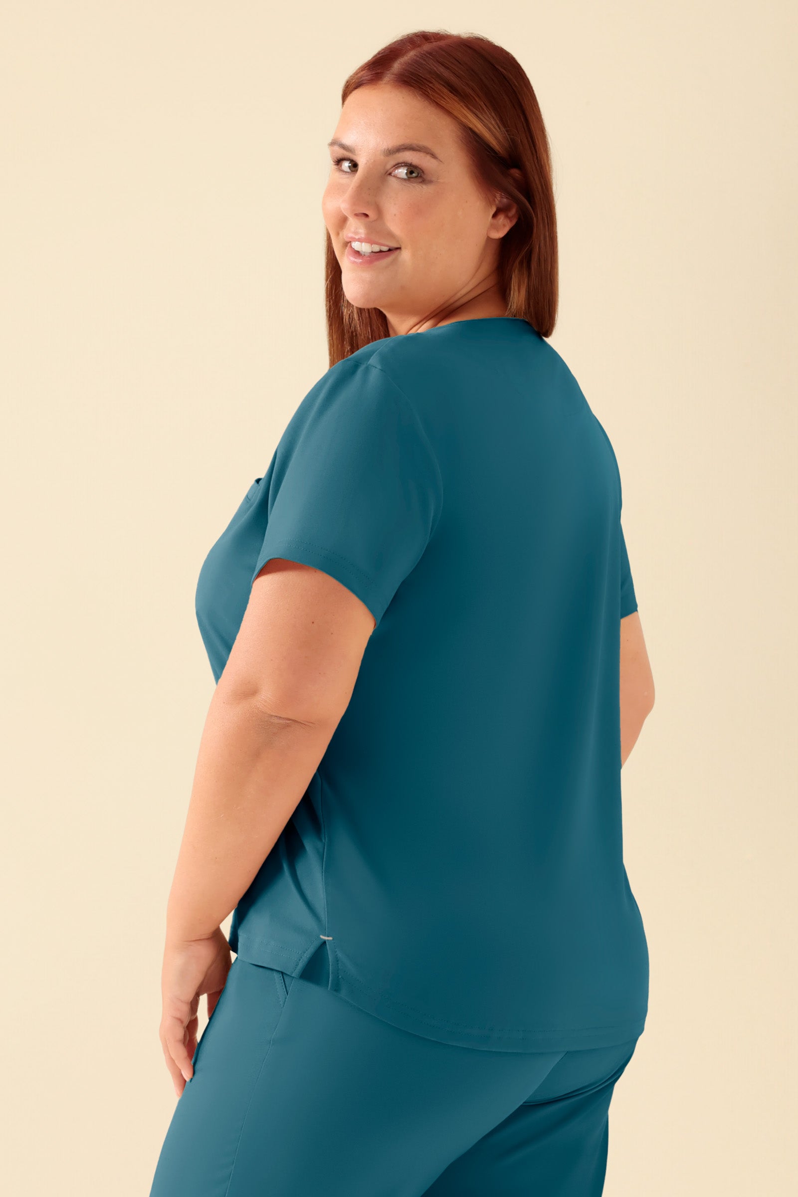 KAERE shirt dames - ronde hals petrol, Achterzijde view Het model is 173 cm lang en draagt maat XL