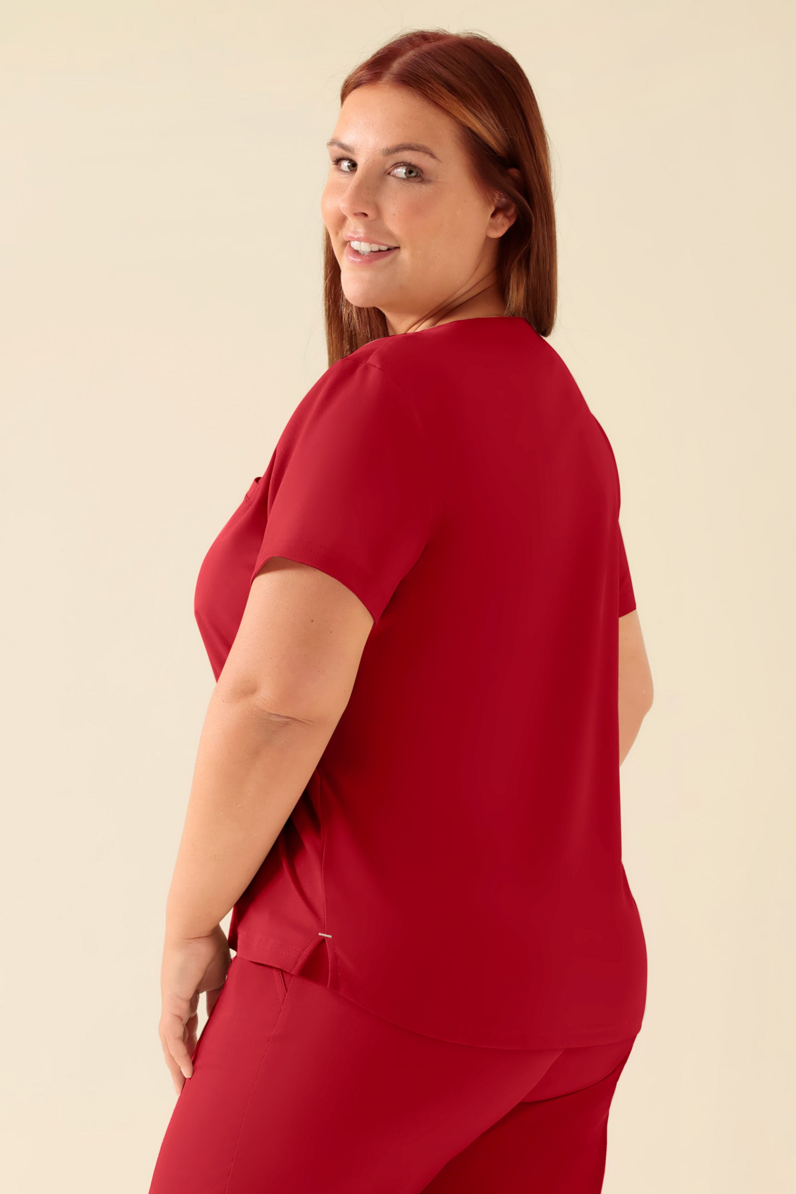 KAERE shirt dames - ronde hals rood, Achterzijde view Het model is 173 cm lang en draagt maat XL