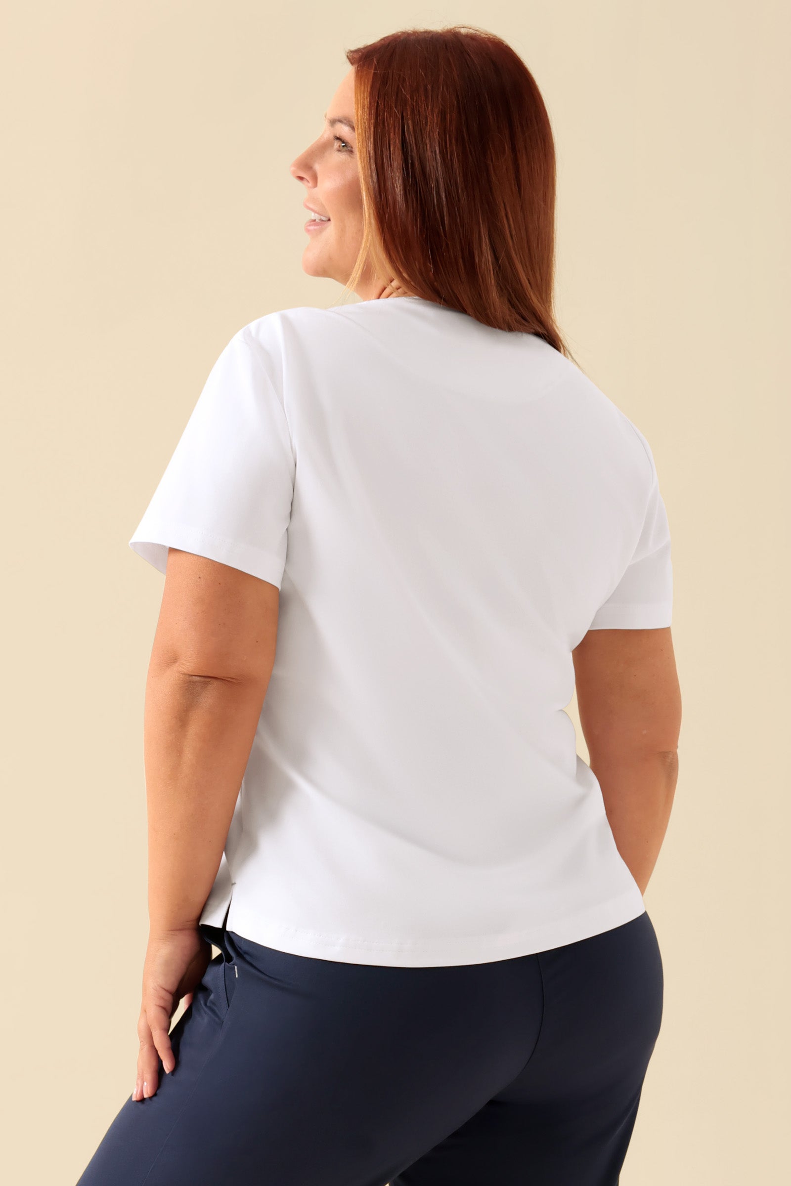 KAERE shirt dames - ronde hals wit, Achterzijde view Het model is 173 cm lang en draagt maat XL