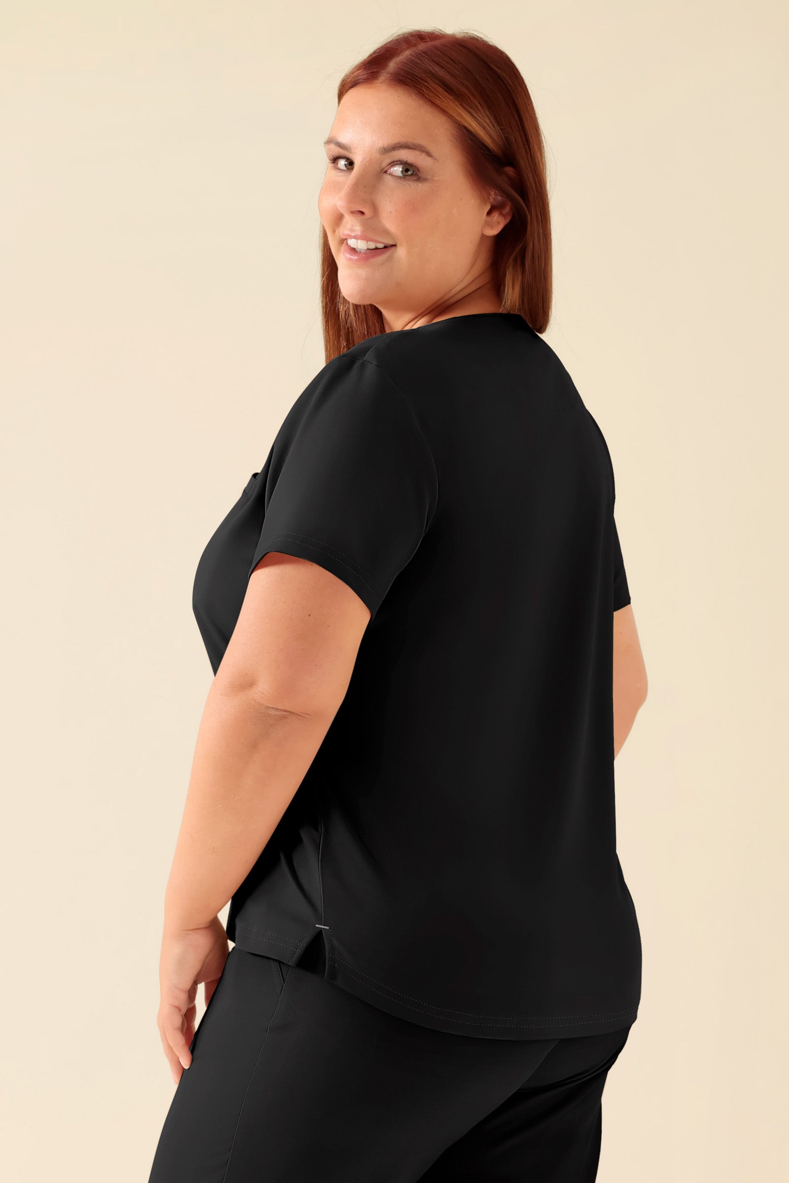KAERE shirt dames - ronde hals zwart, Achterzijde view Het model is 173 cm lang en draagt maat XL
