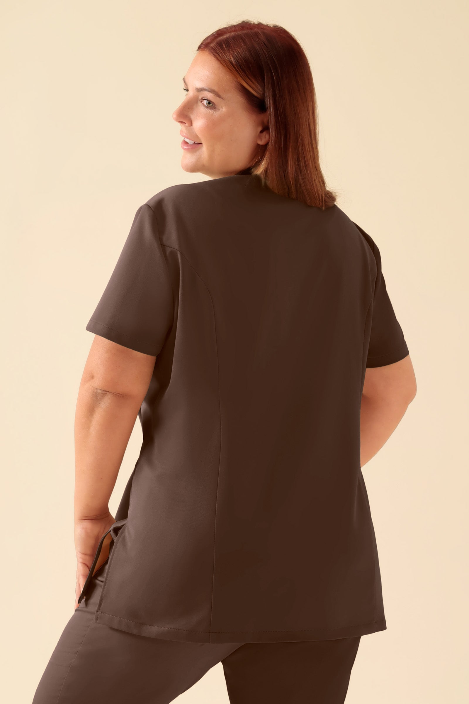 KAERE tuniek dames - asymetrische knoopsluiting coffee, Achterzijde view Het model is 173 cm lang en draagt maat XL