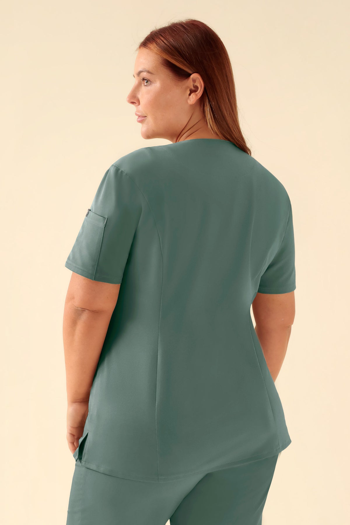 KAERE tuniek dames - drukknoopsluiting donkergroen, Achterzijde view Het model is 173 cm lang en draagt maat XL