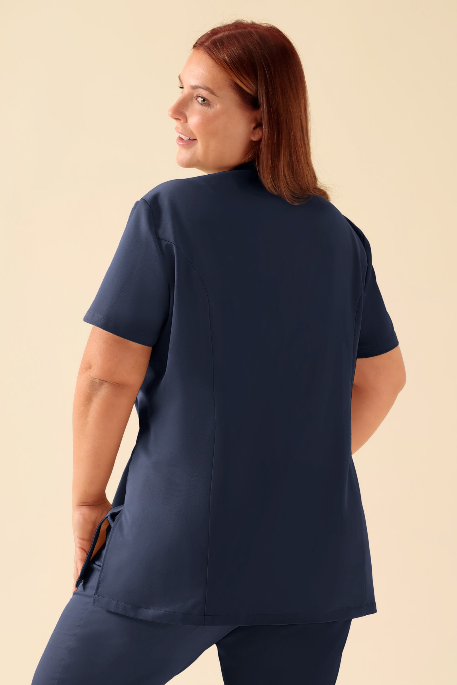 KAERE tuniek dames - asymetrische knoopsluiting navy, Achterzijde view Het model is 173 cm lang en draagt maat XL