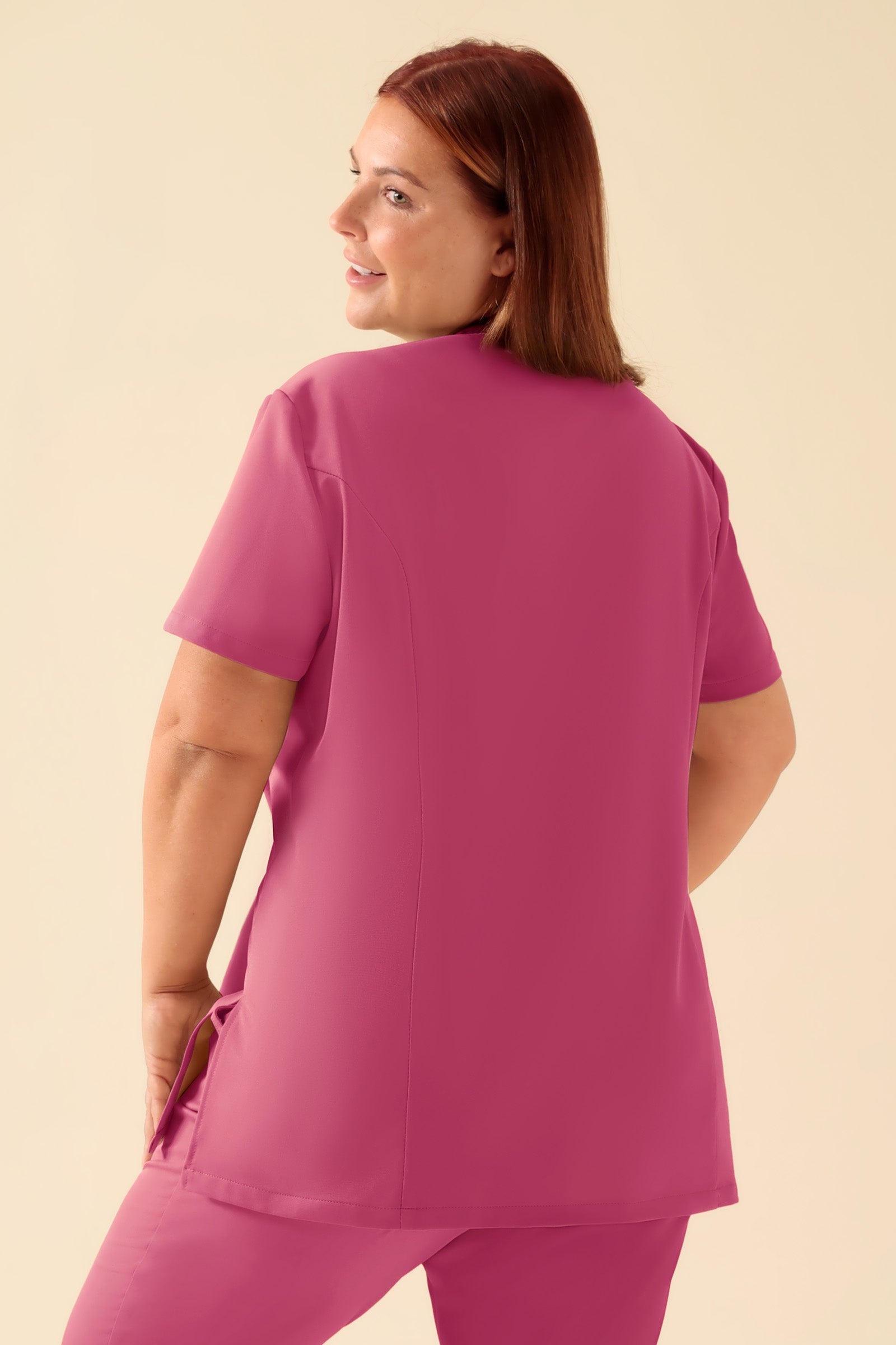 KAERE tuniek dames - asymetrische knoopsluiting oud rose, Achterzijde view Het model is 173 cm lang en draagt maat XL