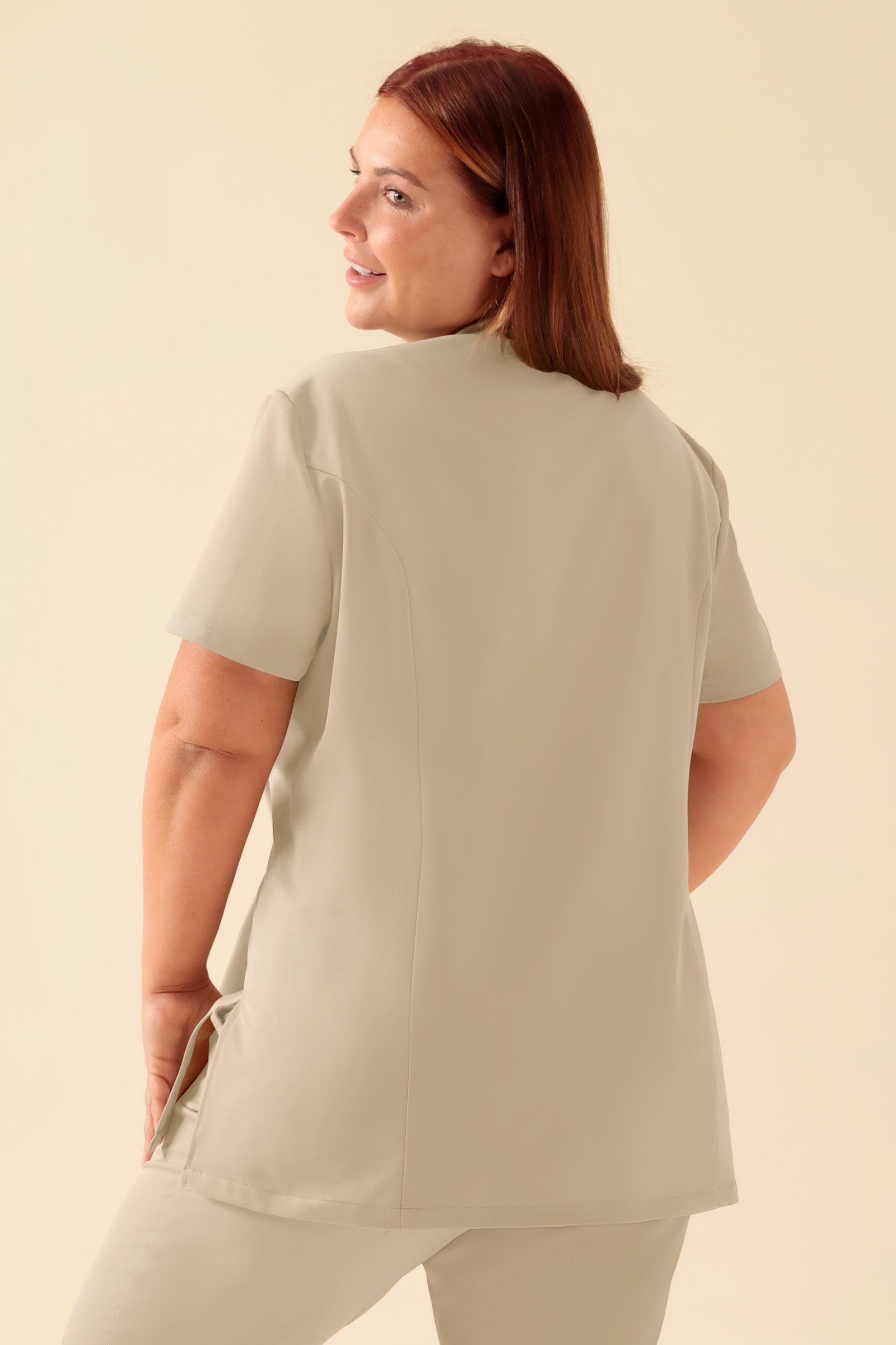 KAERE tuniek dames - asymetrische knoopsluiting zand, Achterzijde view Het model is 173 cm lang en draagt maat XL