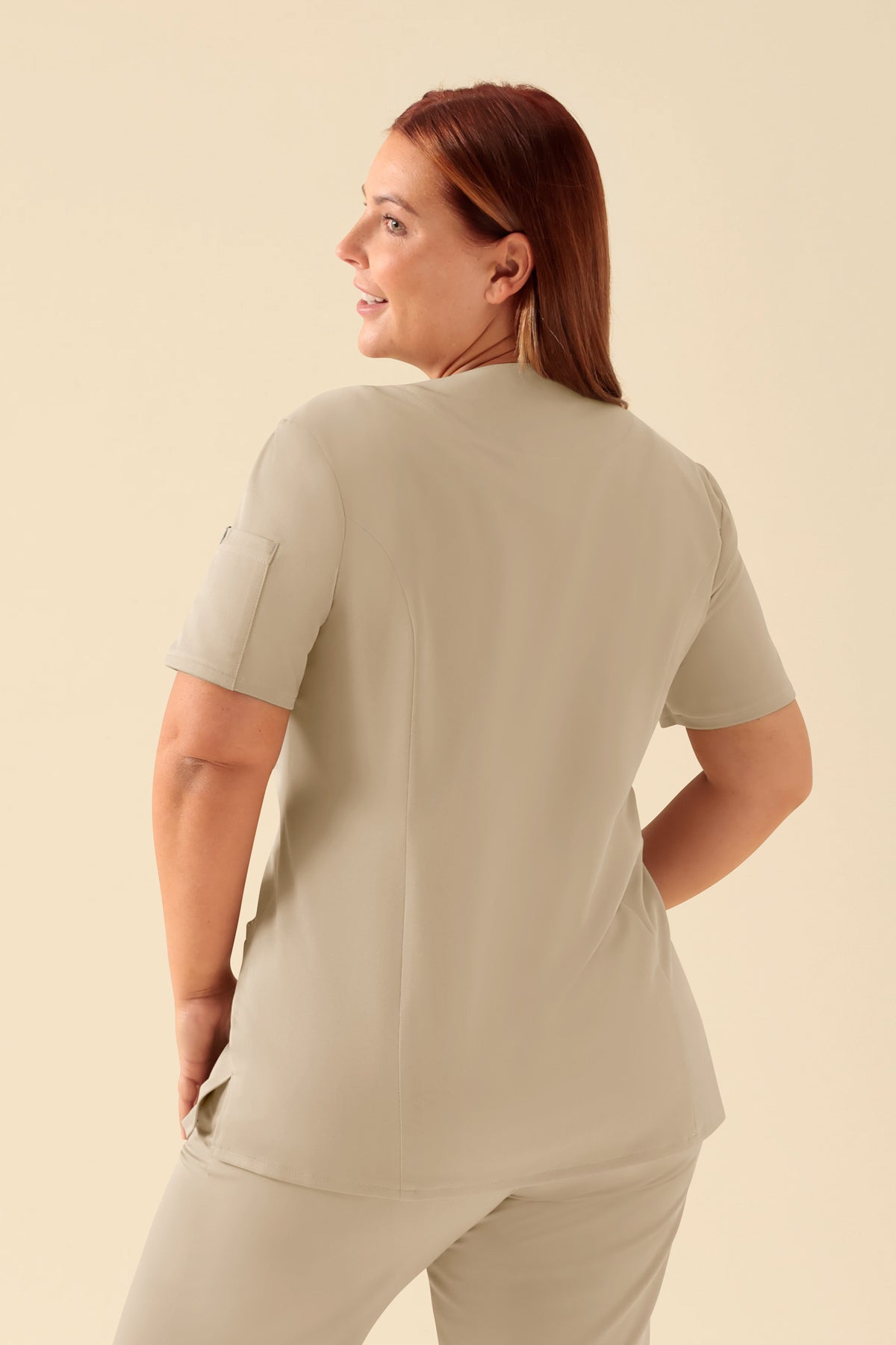 KAERE tuniek dames - drukknoopsluiting zand, Achterzijde view Het model is 173 cm lang en draagt maat XL