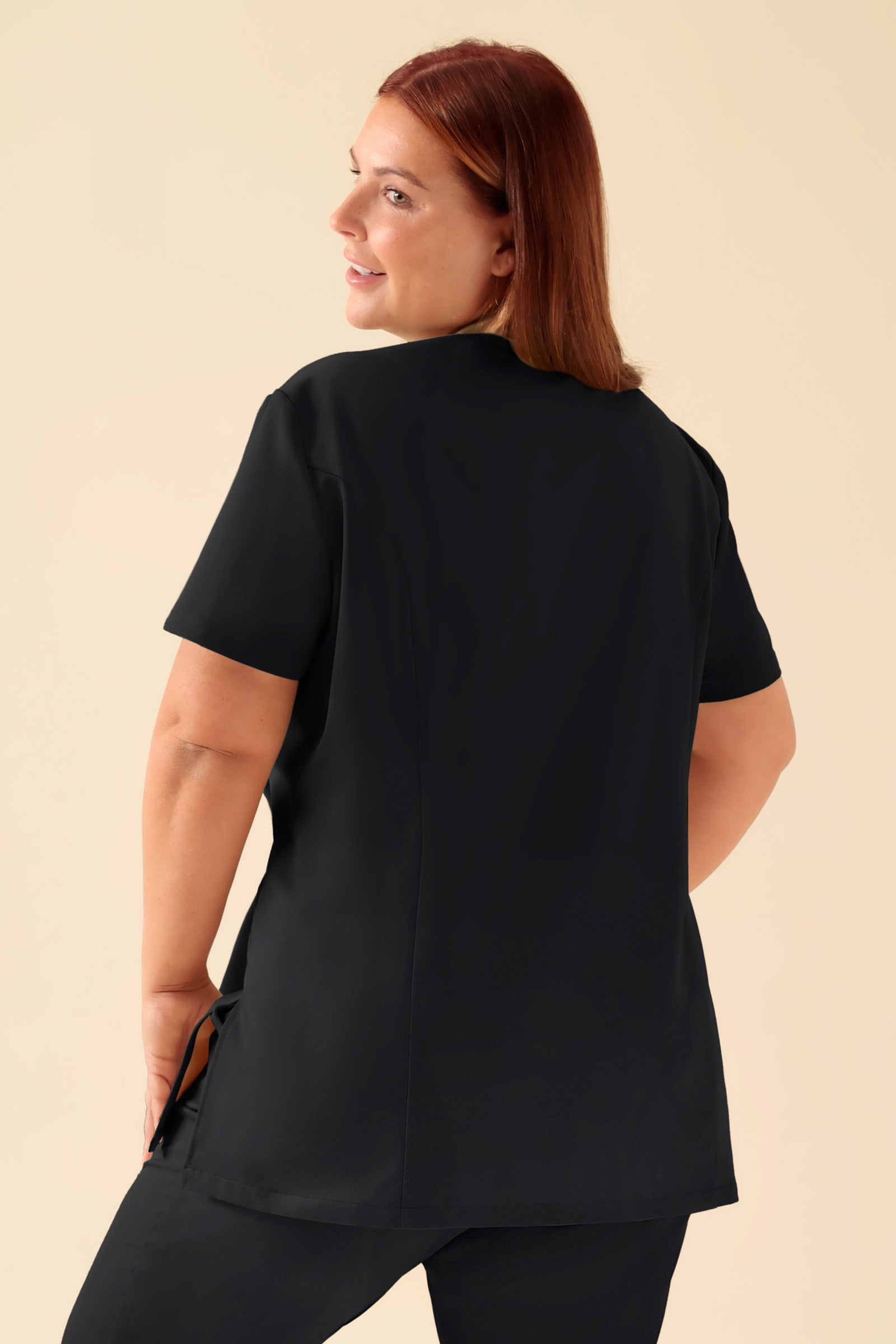 KAERE tuniek dames - asymetrische knoopsluiting zwart, Achterzijde view Het model is 173 cm lang en draagt maat XL