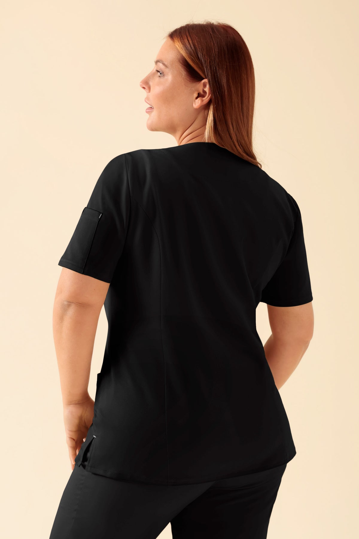 KAERE tuniek dames - drukknoopsluiting zwart, Achterzijde view Het model is 173 cm lang en draagt maat XL
