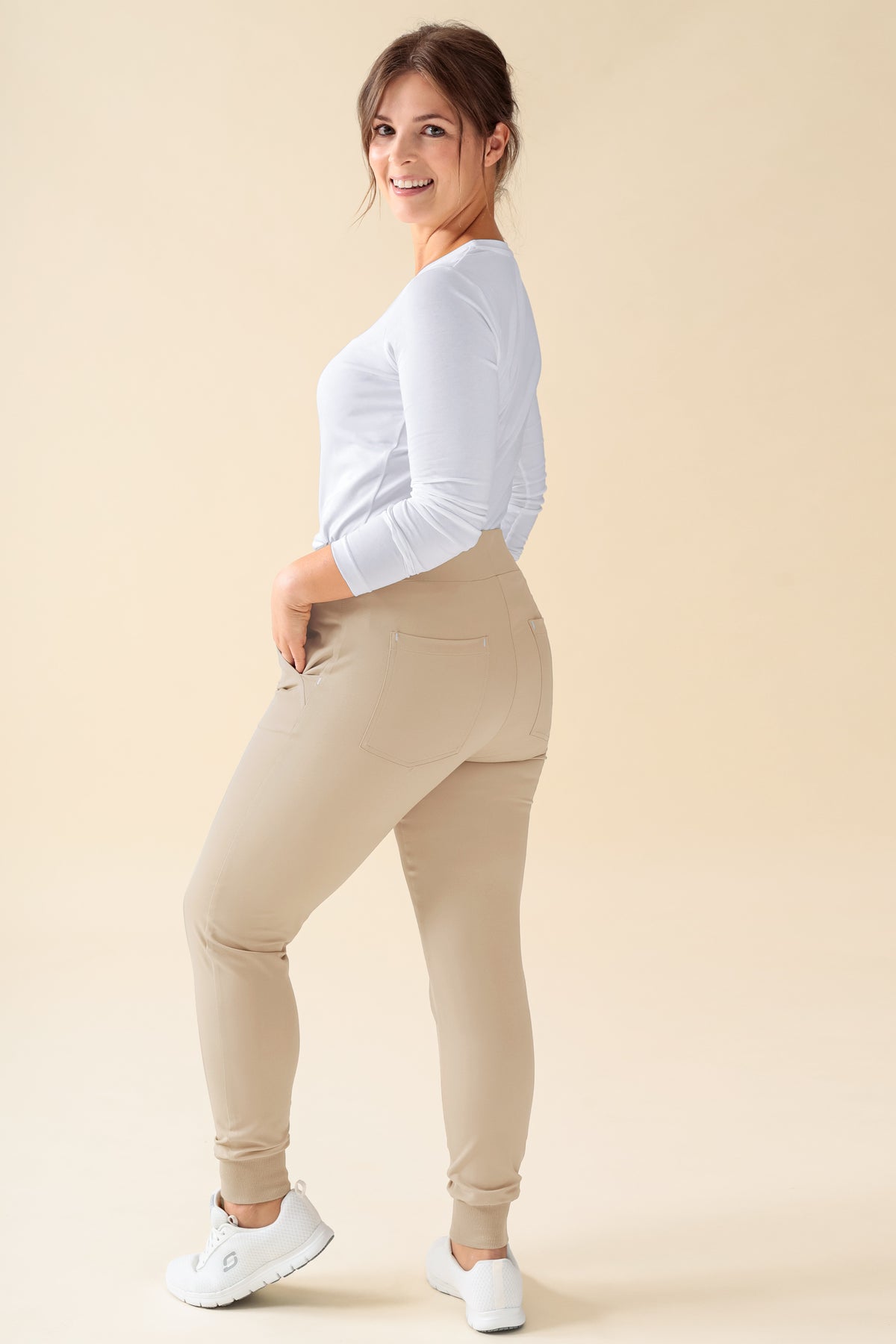 KAERE broek dames - zoom met elastische boord korte maat zonder beenzak zand, Achterzijde view