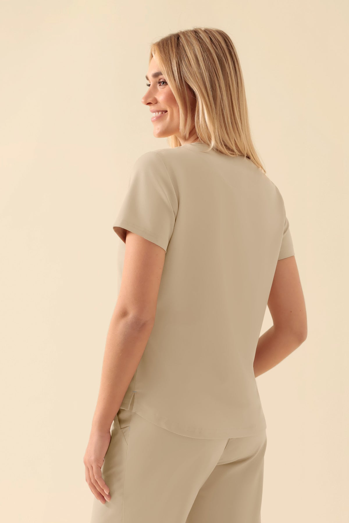 KAERE shirt dames - ronde hals zand, Achterzijde view Het model is 177 cm lang en draagt maat S