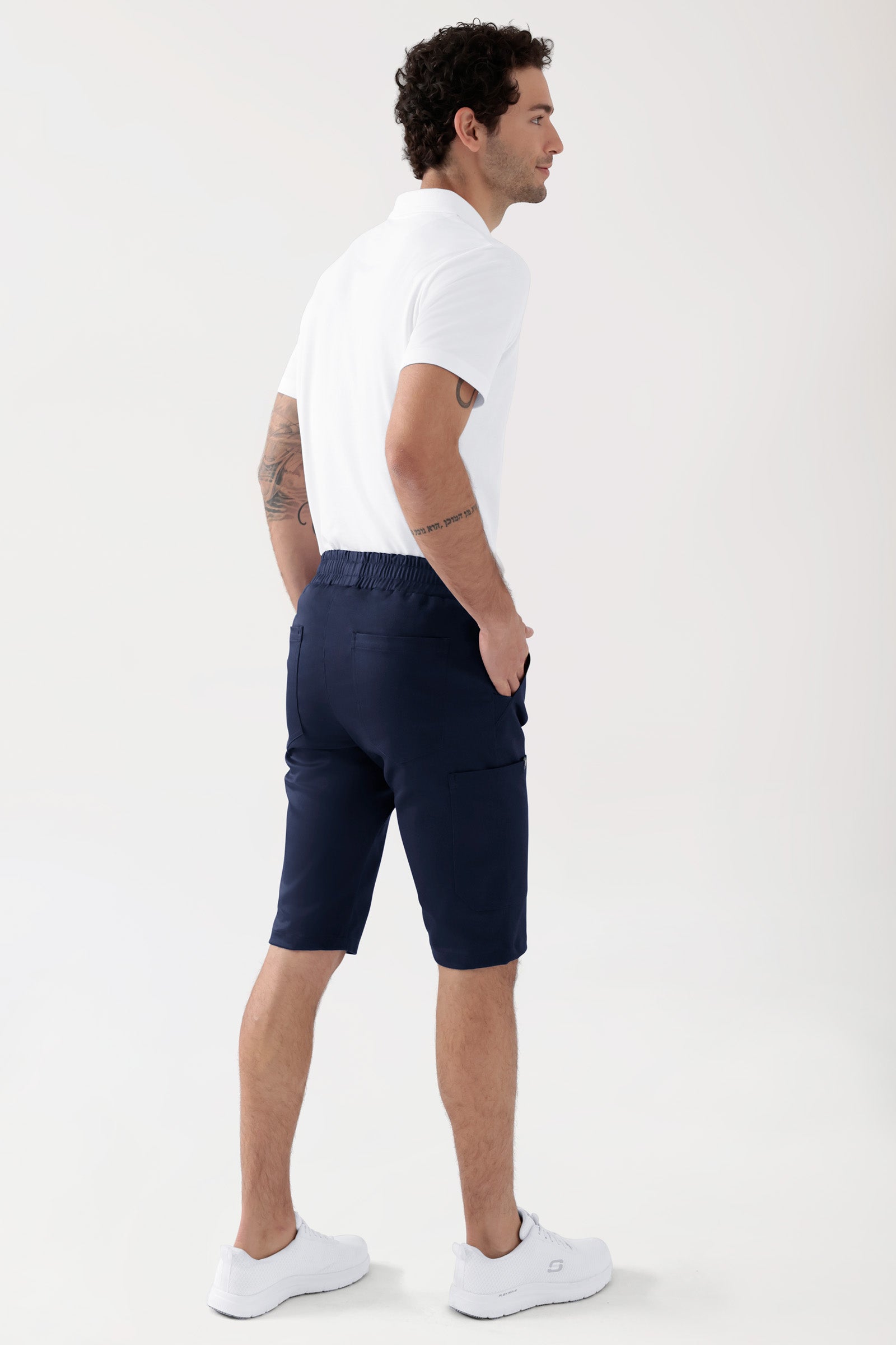 COMFY FLEX Stretch broek Unisex - bermuda navy, Achterzijde view Het model is 188 cm lang en draagt maat M
