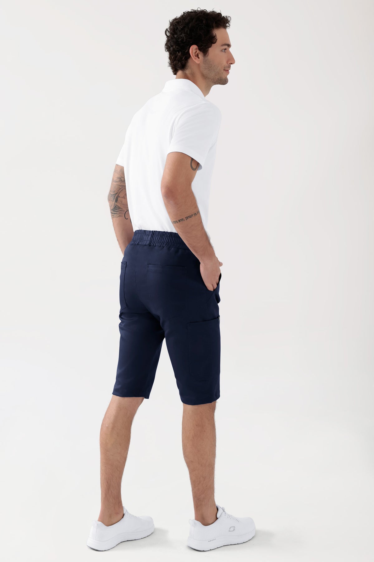 COMFY FLEX Stretch broek Unisex - bermuda navy, Achterzijde view Het model is 188 cm lang en draagt maat M