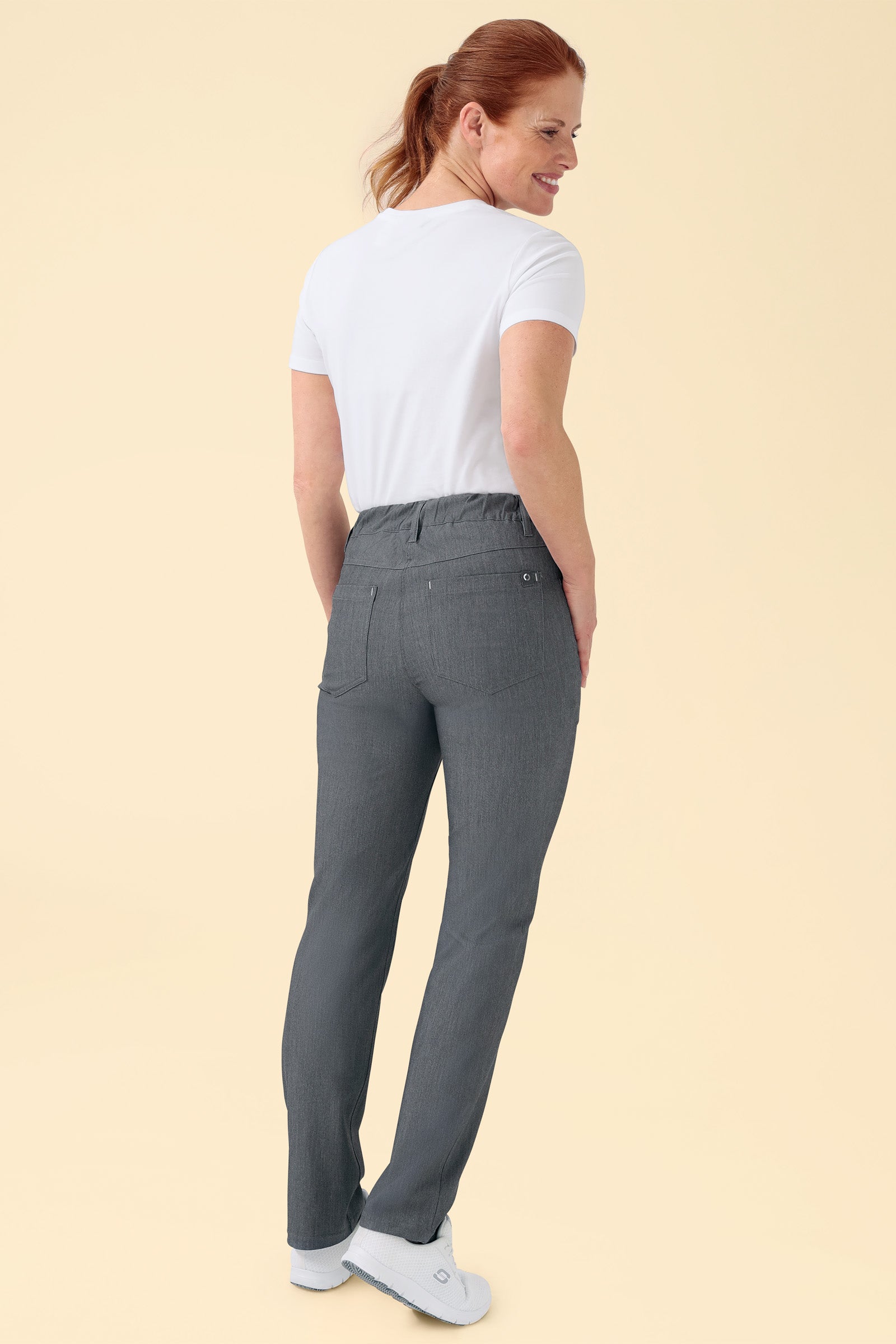 KAERE Damesbroek - 5-pocket donkergrijs melange, Achterzijde view Het model is 175 cm lang en draagt maat S
