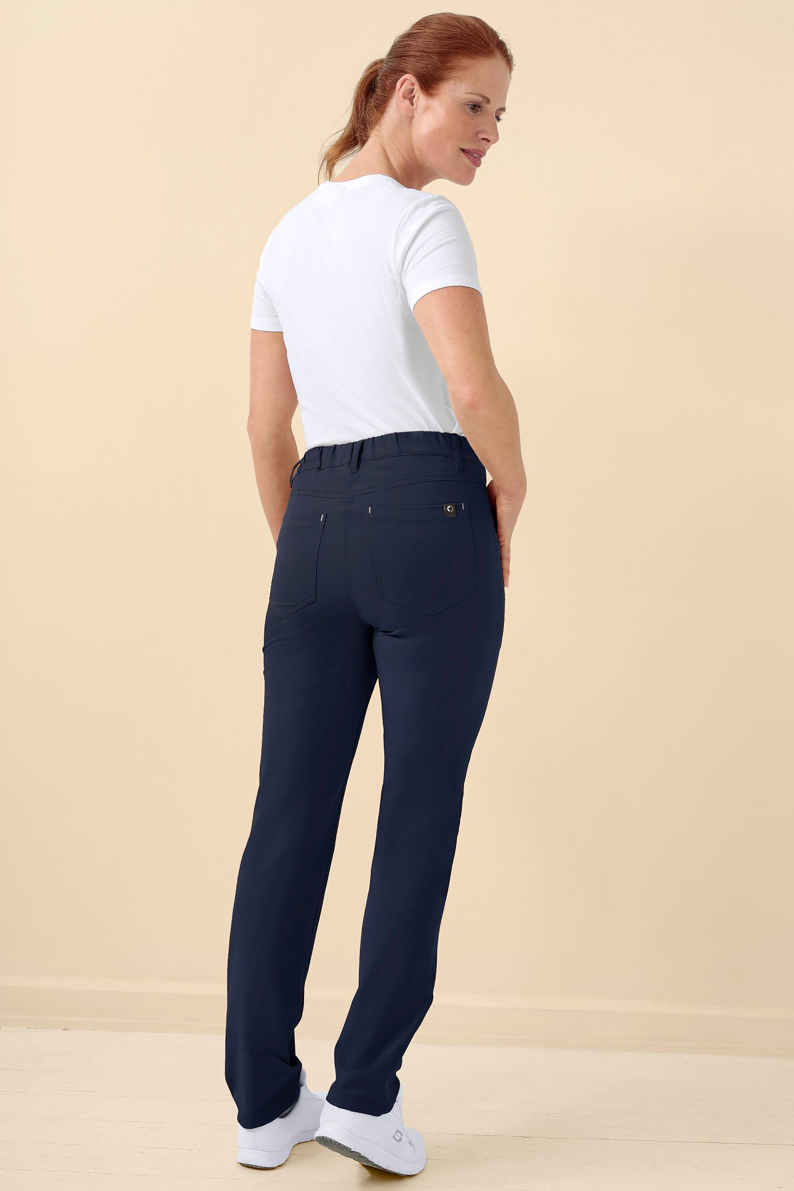 KAERE Damesbroek - 5-pocket navy, Achterzijde view Het model is 175 cm lang en draagt maat S