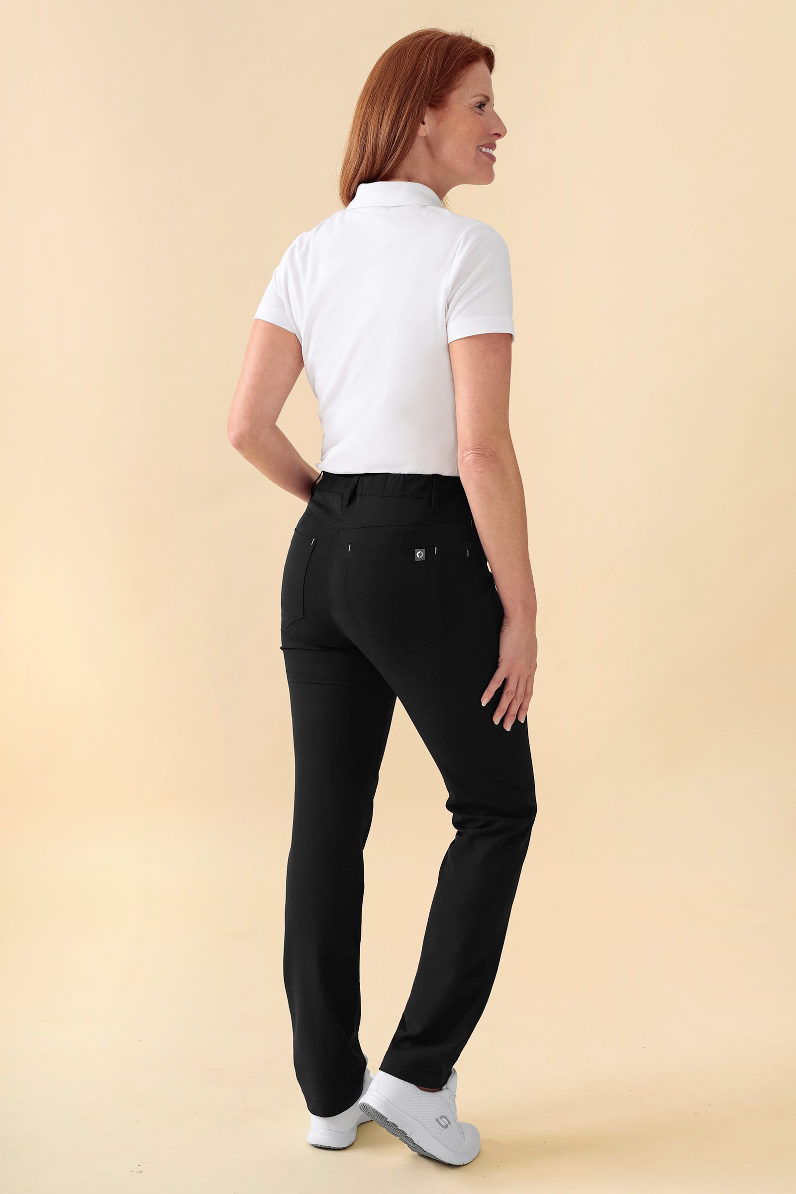 KAERE Damesbroek - 5-pocket zwart, Achterzijde view Het model is 175 cm lang en draagt maat S