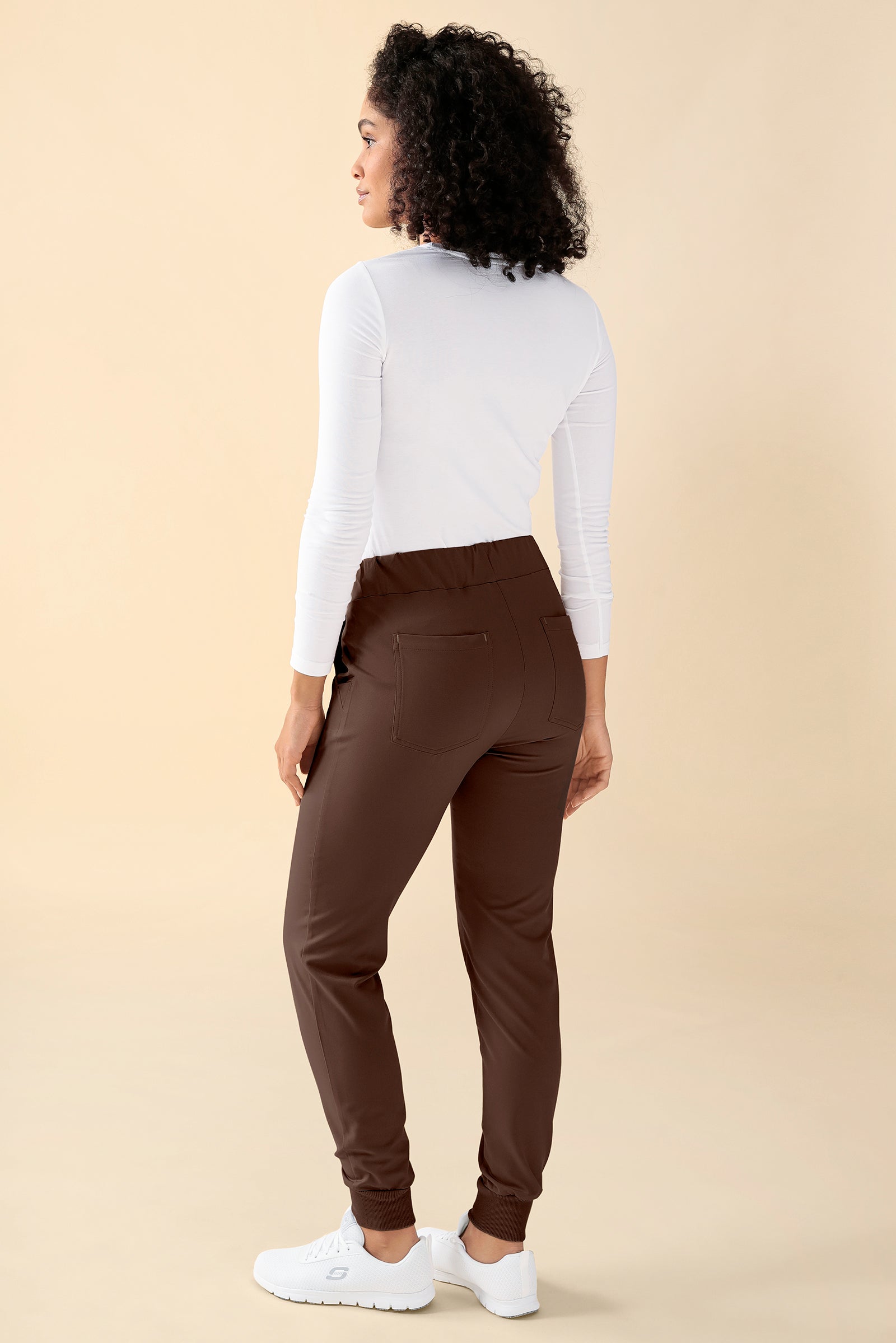 KAERE broek dames - zoom met elastische boord zonder beenzak coffee, Achterzijde view Het model is 176 cm lang en draagt maat S