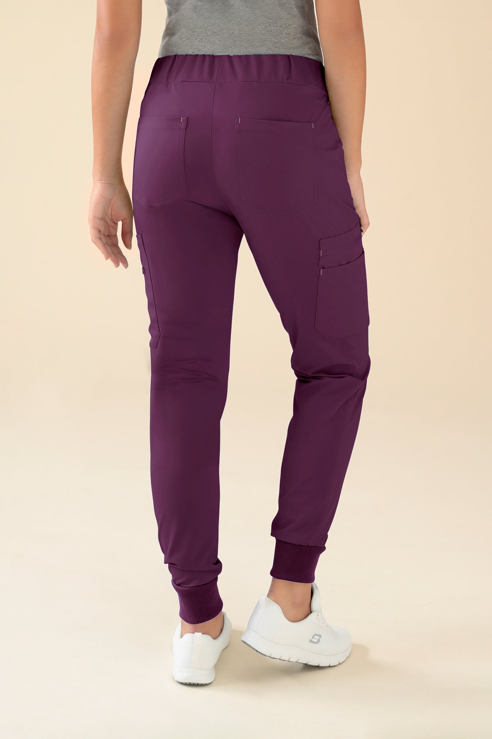 KAERE broek dames - zoom met elastische boord en beenzak pruimen, Achterzijde view Het model is 176 cm lang en draagt maat S