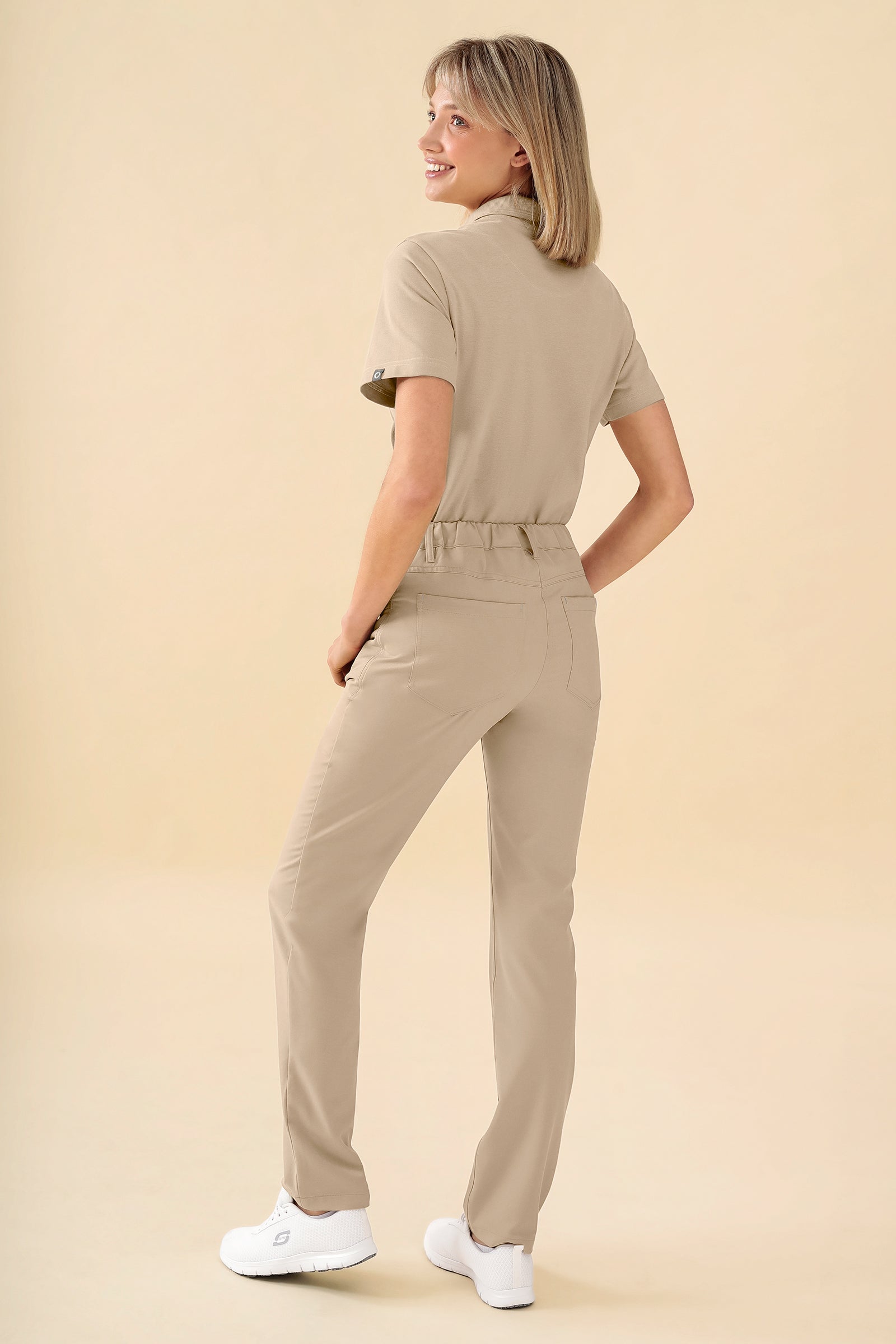 KAERE Damesbroek - 5-pocket zand, Achterzijde view Het model is 176 cm lang en draagt maat S