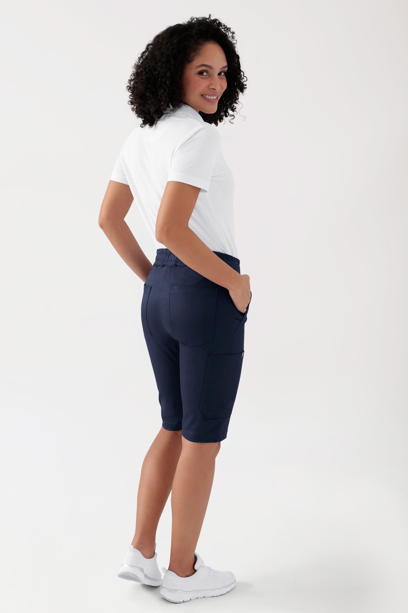 COMFY FLEX Stretch broek Unisex - bermuda navy, Achterzijde view Het model is 176 cm lang en draagt maat S